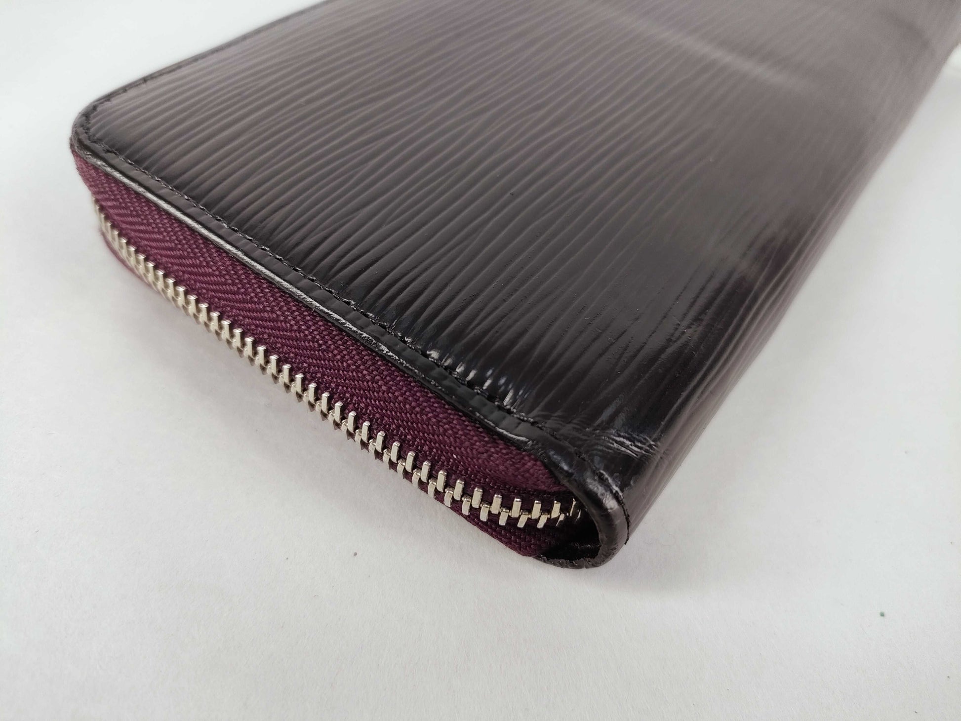 LOUIS VUITTON Epi Louis Vuitton Zippy Wallet Wallet