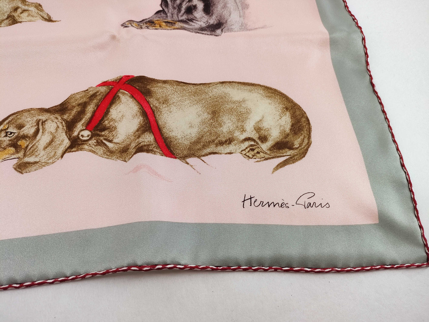 HERMES Carré Hermès Carré 70 LES BASSETS Gav Roche Basset Hound Accessories: Box and other accessories