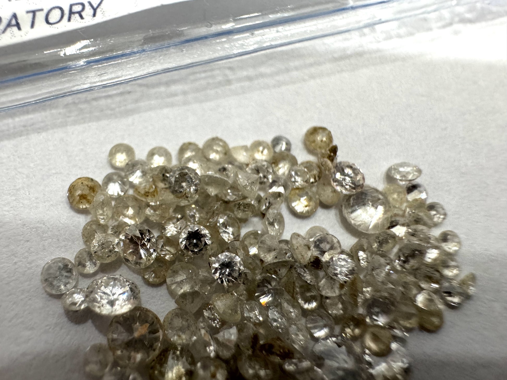 D0.148ct / 2.9ct melee diamonds Loose diamonds