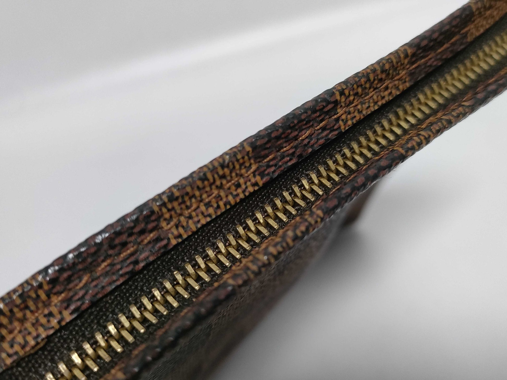 LOUIS VUITTON Damier LV Poche Toilette 26 N47543 Damier Pouch