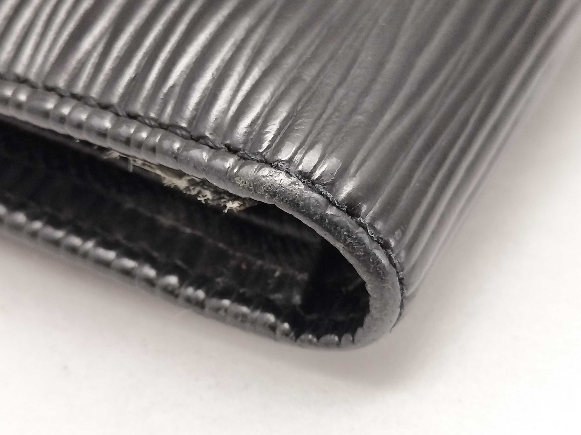 LOUIS VUITTON Epi LV Wallet