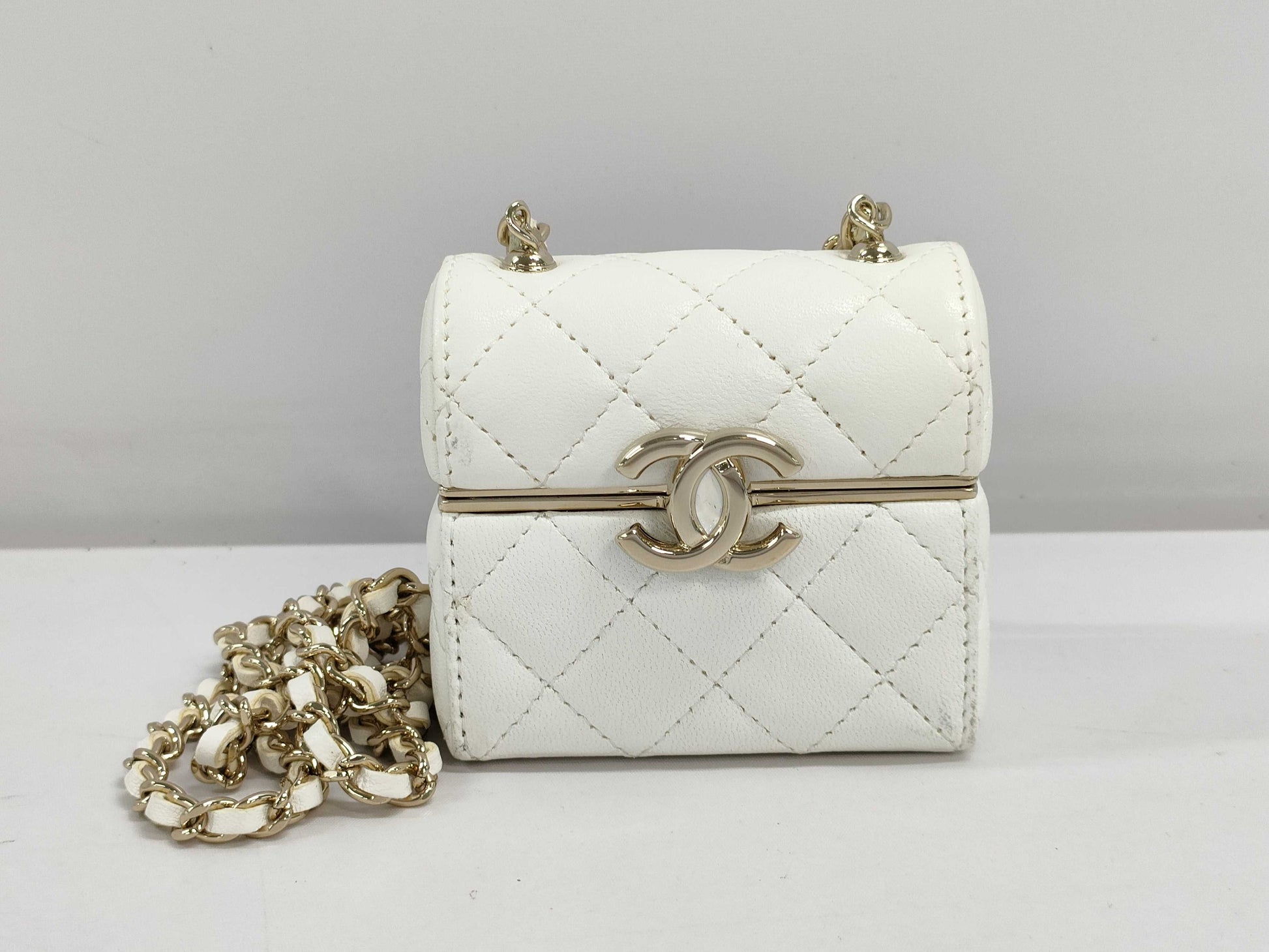 CHANEL CHANEL AirPods Case AP2657 White with Gold Hardware and Leather 32119353 Other Accessories