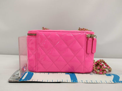 CHANEL CHANEL Small Vanity Shoulder Bag in Pink with Gold Hardware and Patent Leather 