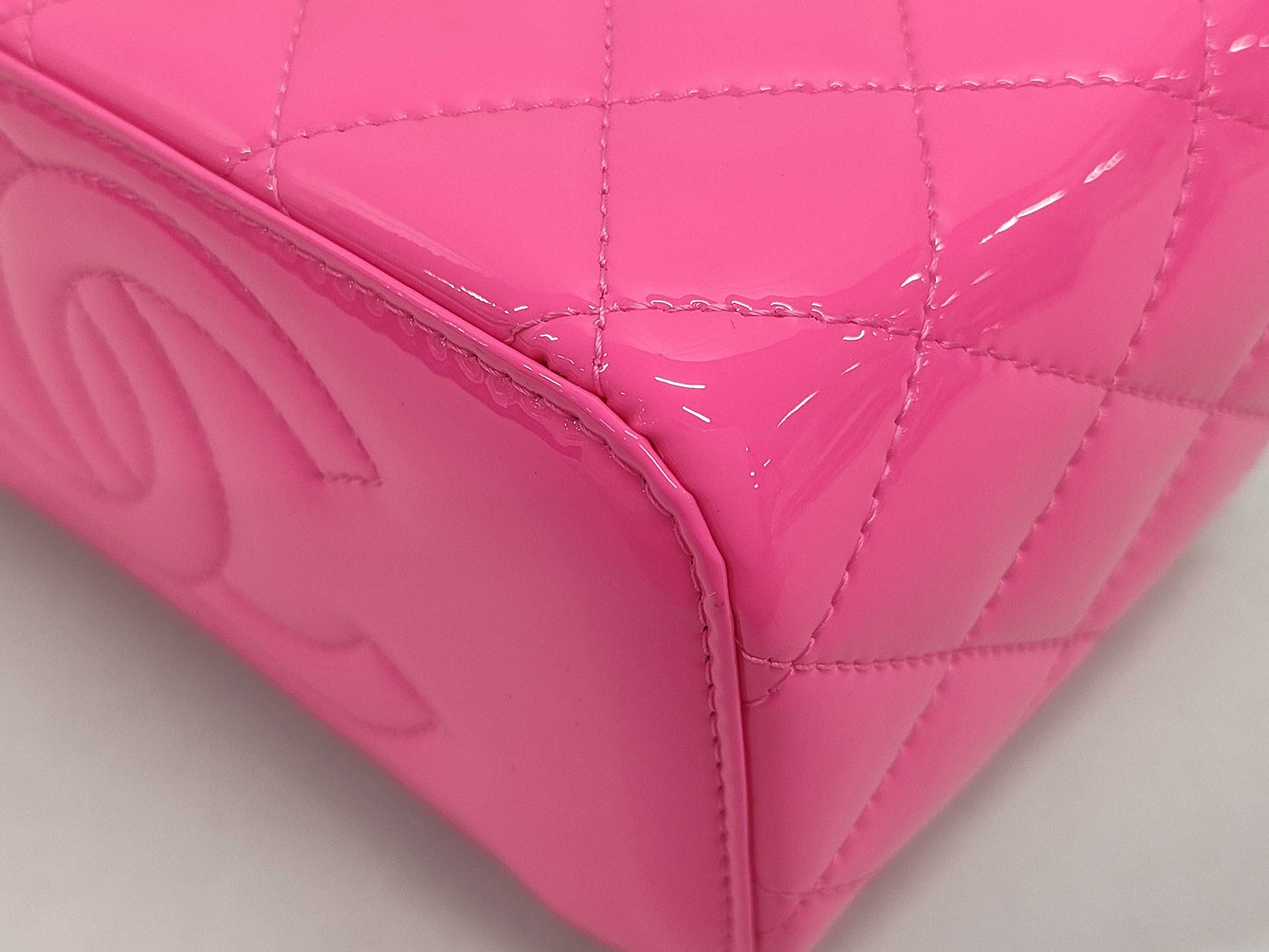 CHANEL CHANEL Small Vanity Shoulder Bag in Pink with Gold Hardware and Patent Leather 