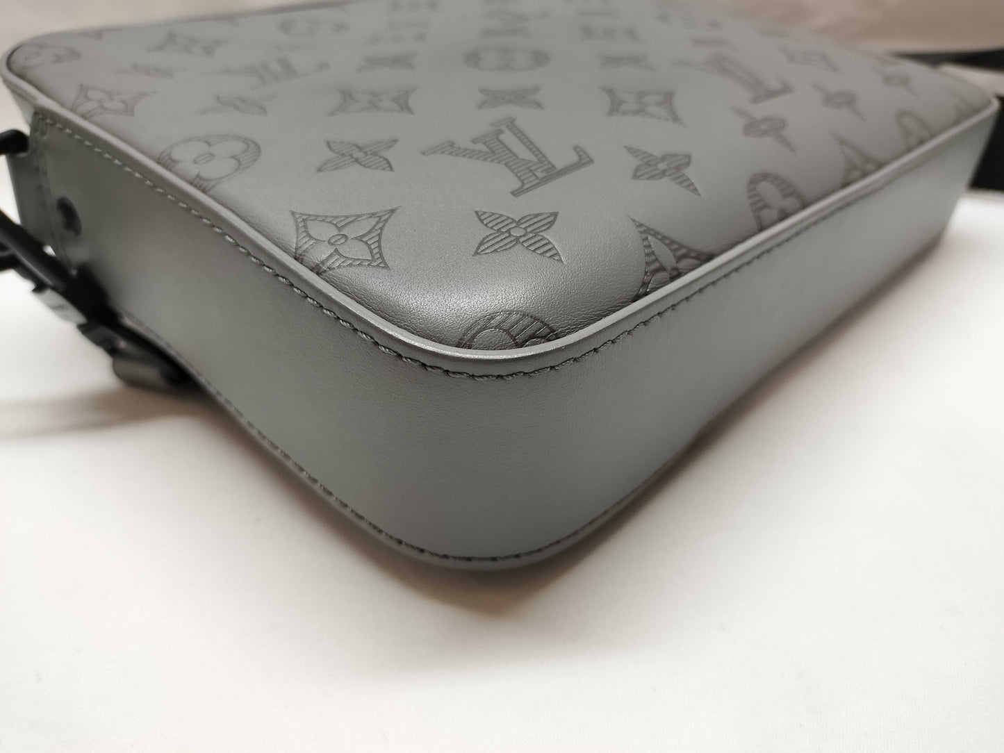 LOUIS VUITTON LOUIS VUITTON Duo Messenger Shoulder Bag M46104 Gray Leather with Black Hardware RFID Shoulder Bag