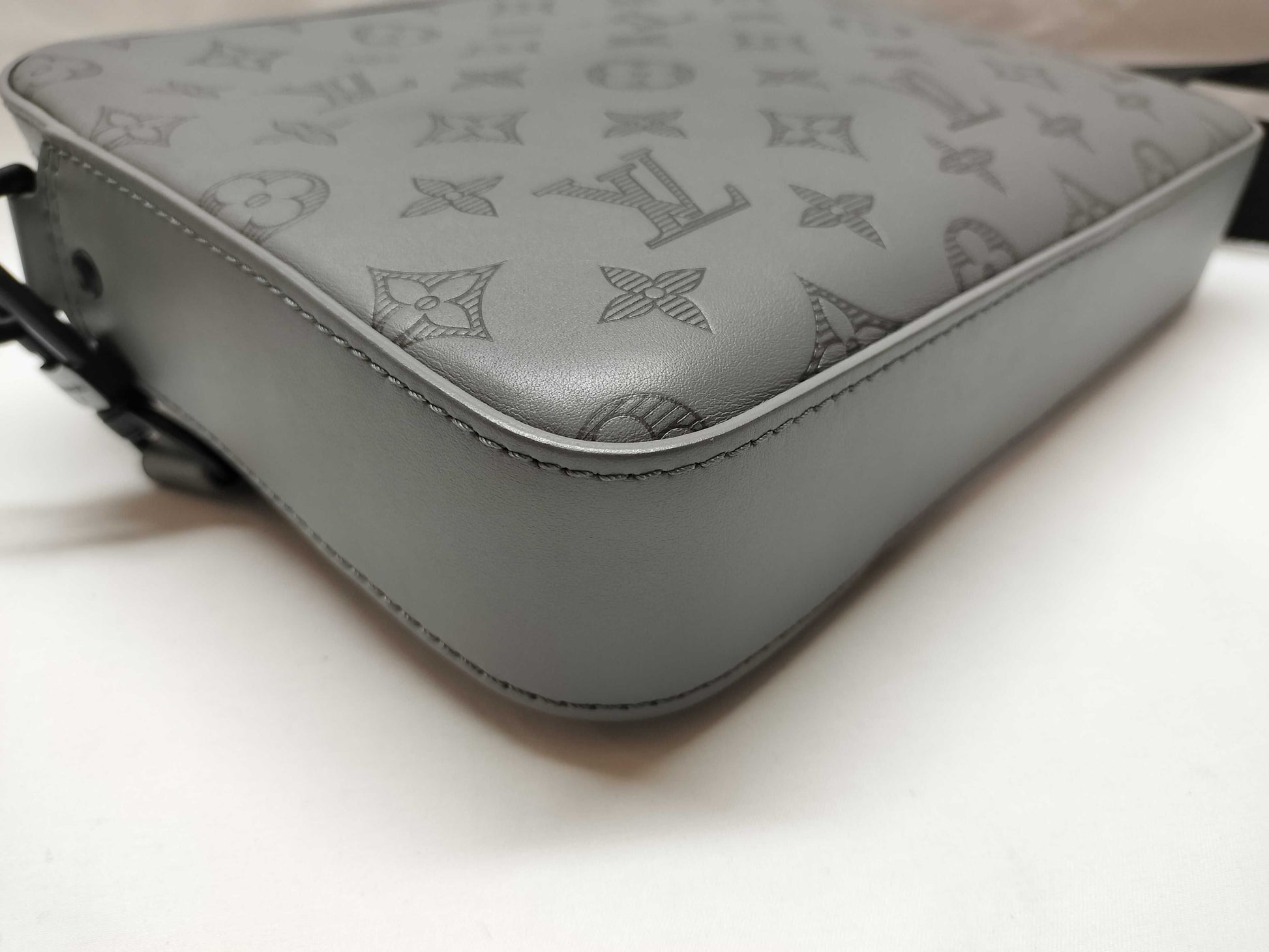 LOUIS VUITTON LOUIS VUITTON Duo Messenger Shoulder Bag M46104 Gray Leather with Black Hardware RFID Shoulder Bag