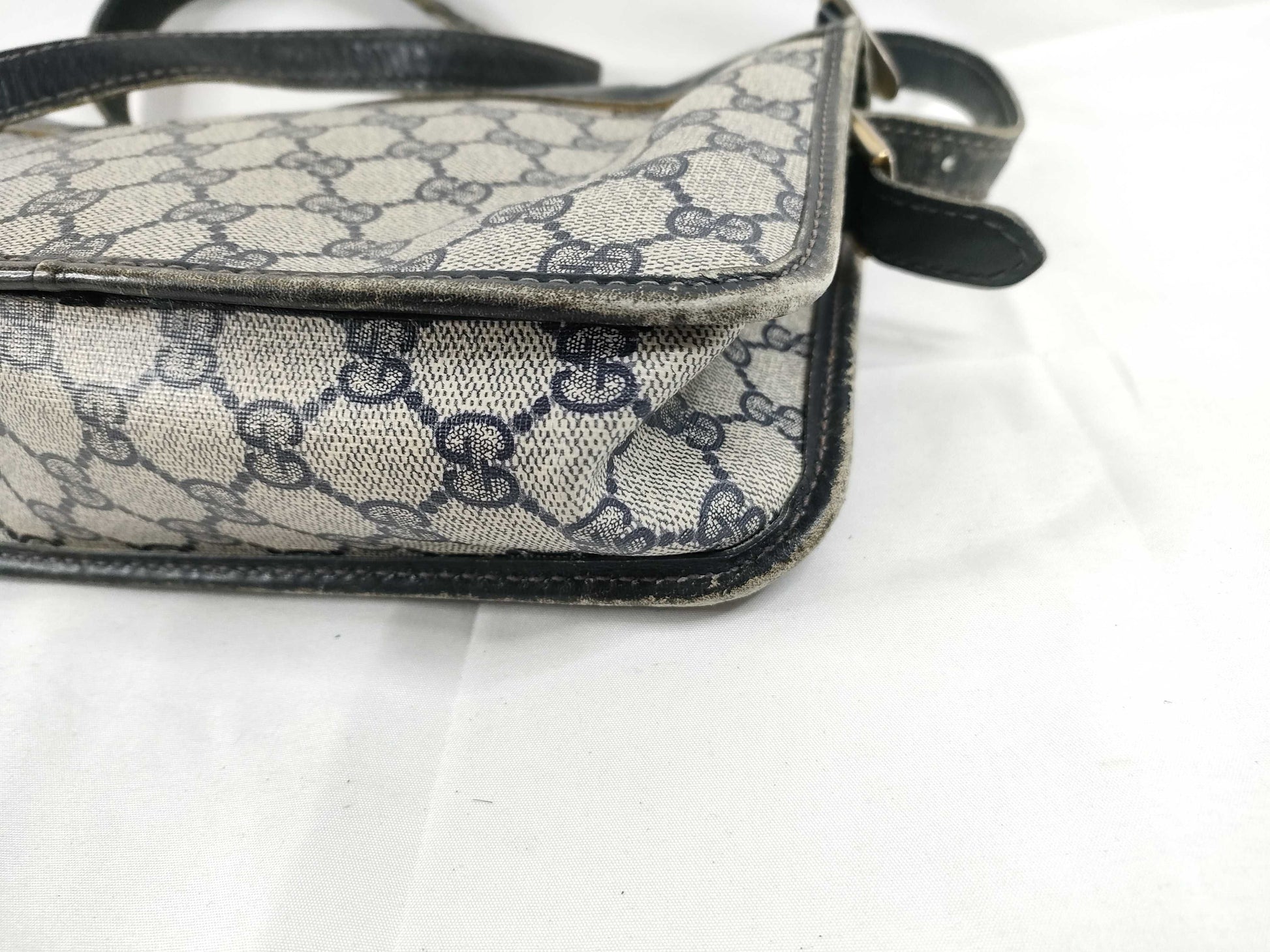 GUCCI GG Supreme Shoulder Bag in PVC, Navy