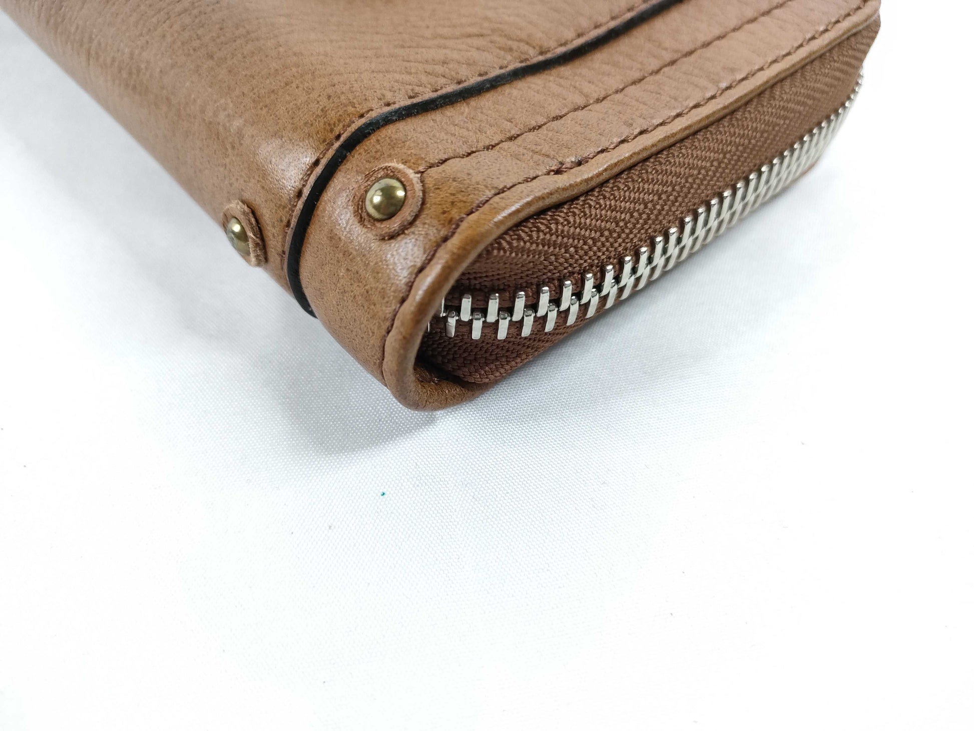 Chloe round zipper wallet