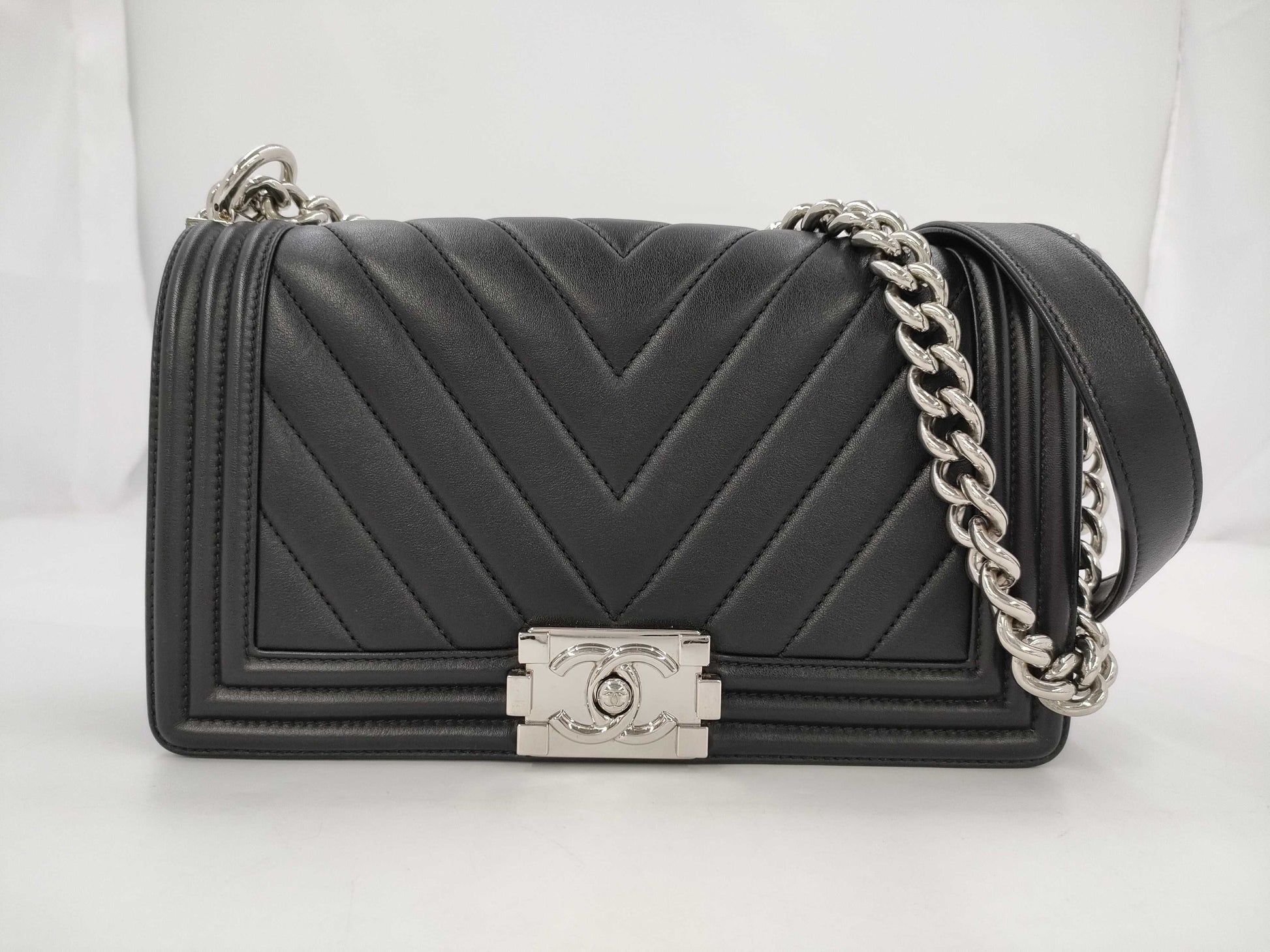 CHANEL Boy Chanel 25 Chevron Lambskin Shoulder Bag with Silver Hardware A67086