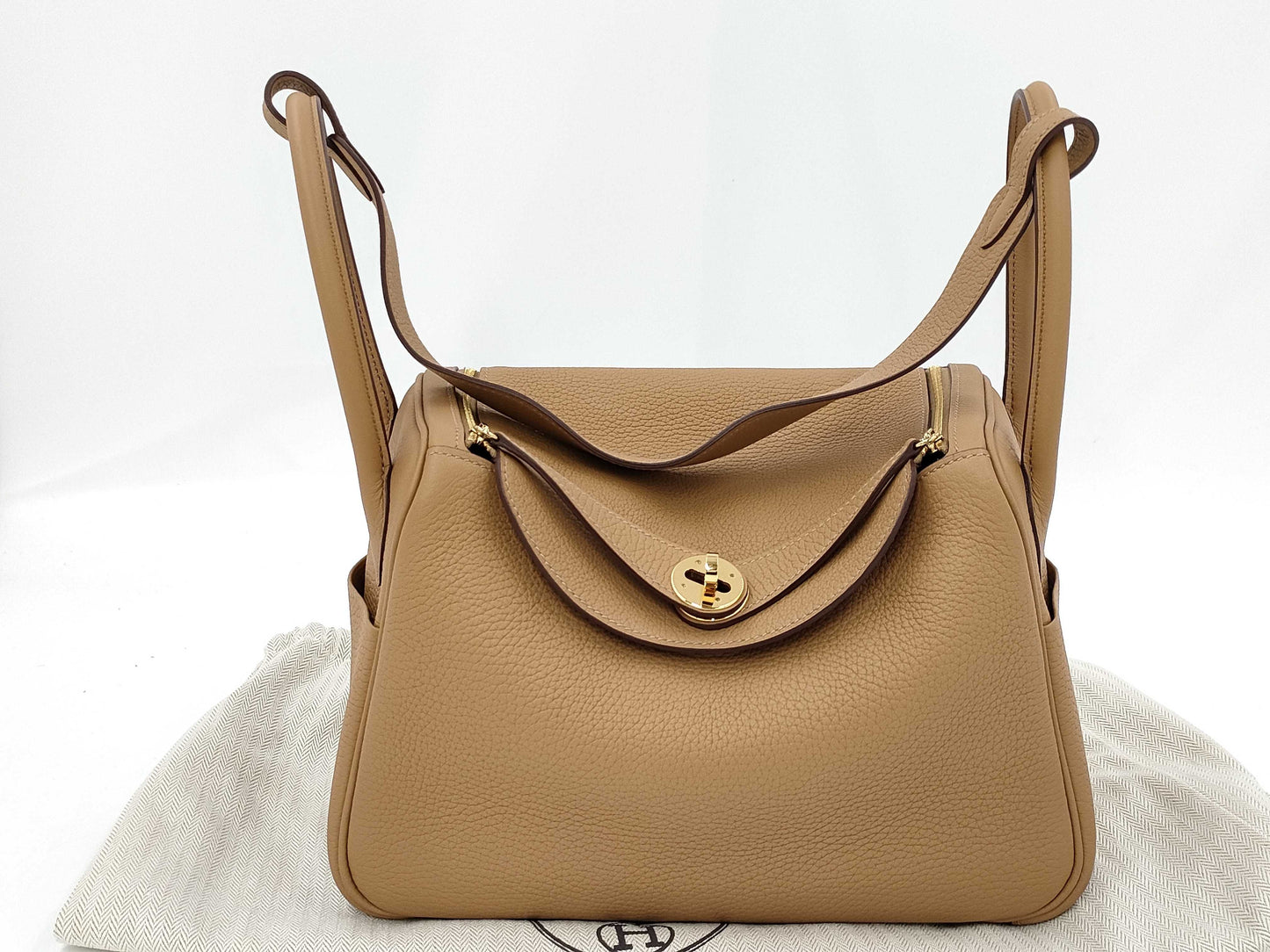 HERMES Lindy 26 Taurillon Clemence Biscuit Shoulder Bag with GD Hardware and Z Stamp