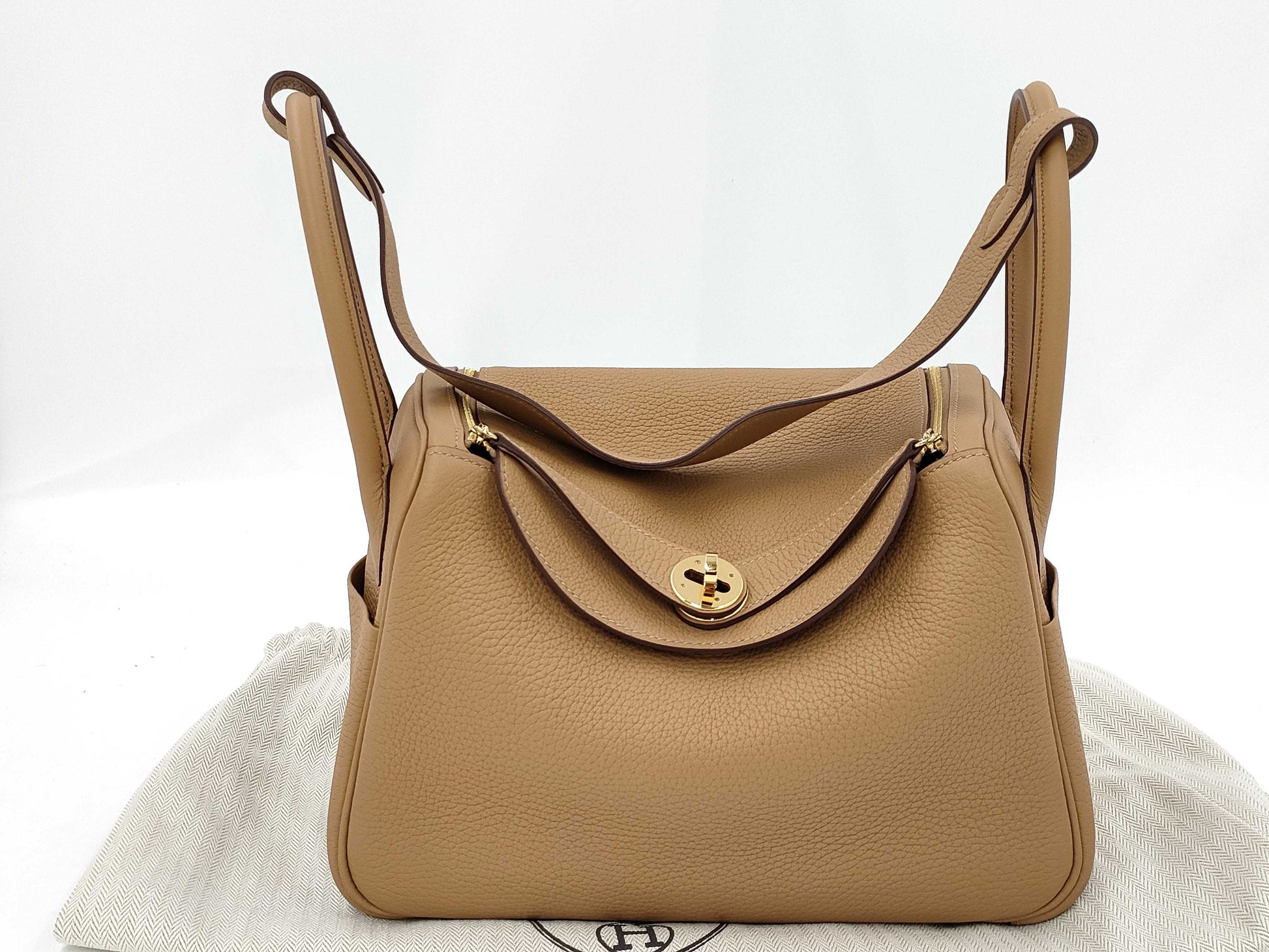 HERMES Lindy 26 Taurillon Clemence Biscuit Shoulder Bag with GD Hardware and Z Stamp