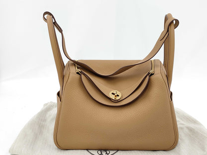 HERMES Lindy 26 Taurillon Clemence Biscuit Shoulder Bag with GD Hardware and Z Stamp