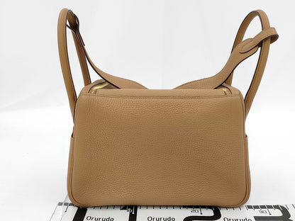 HERMES Lindy 26 Taurillon Clemence Biscuit Shoulder Bag with GD Hardware and Z Stamp
