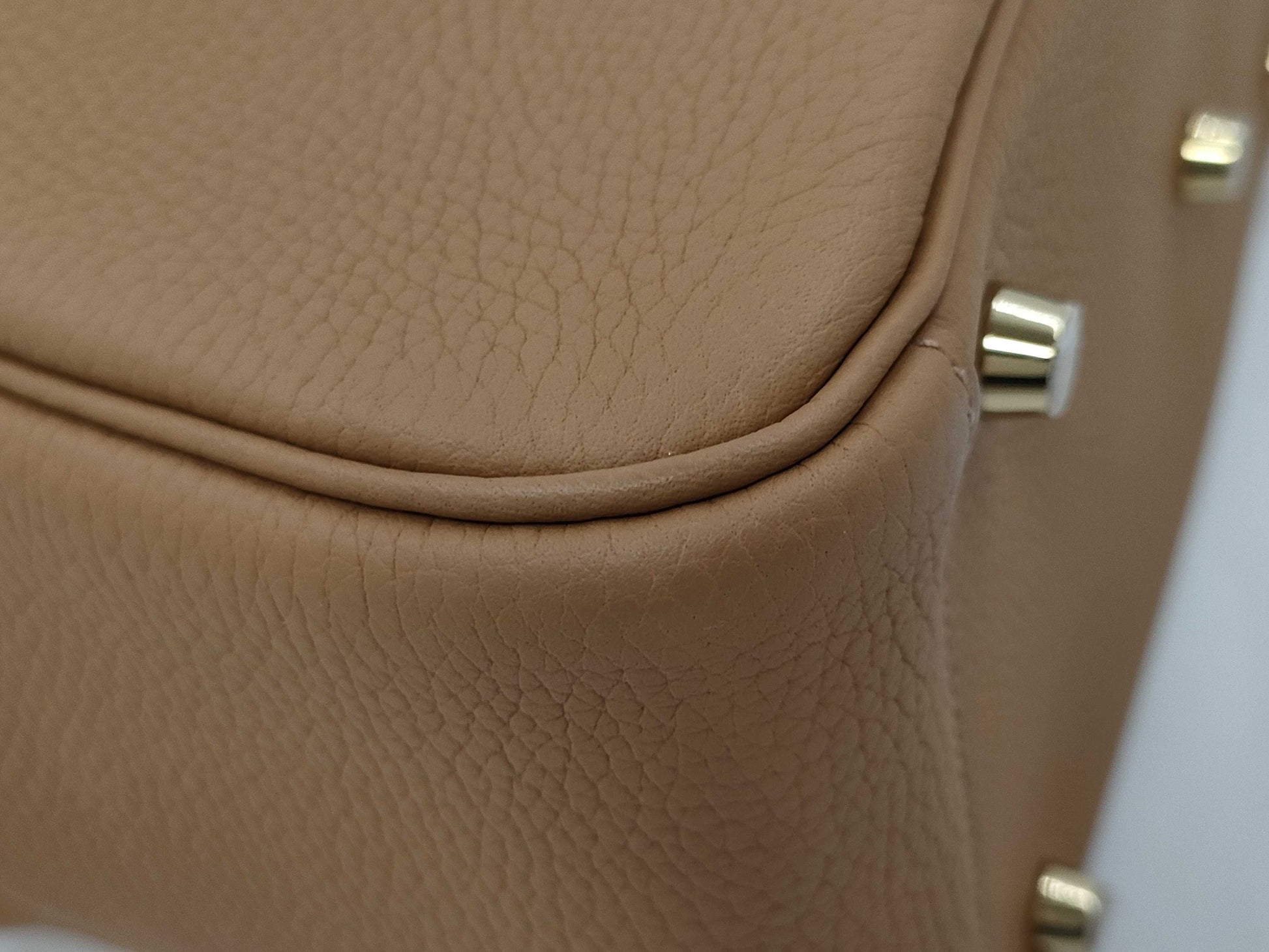 HERMES Lindy 26 Taurillon Clemence Biscuit Shoulder Bag with GD Hardware and Z Stamp