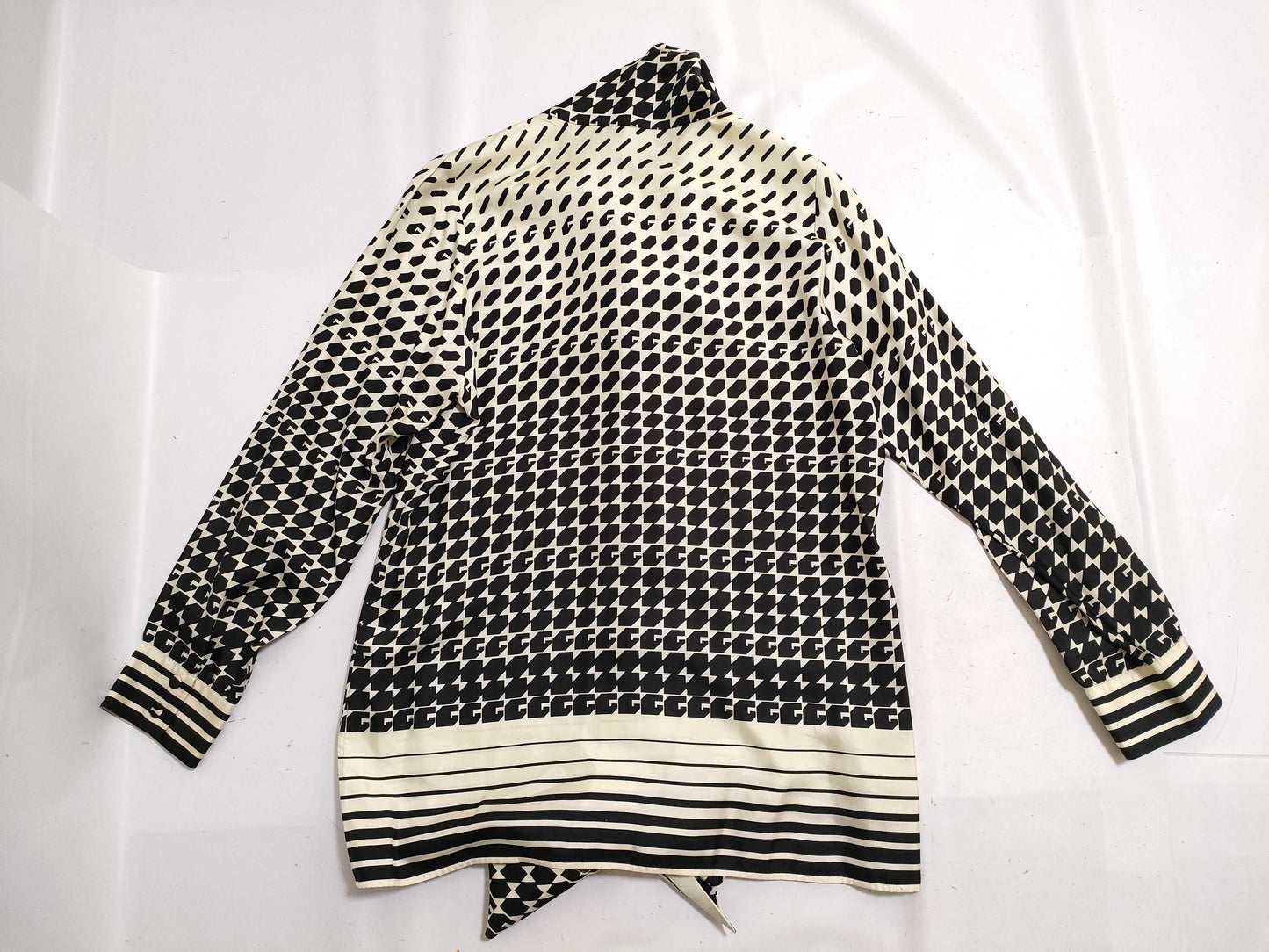 GUCCI GG pattern Gucci bow tie blouse silk top