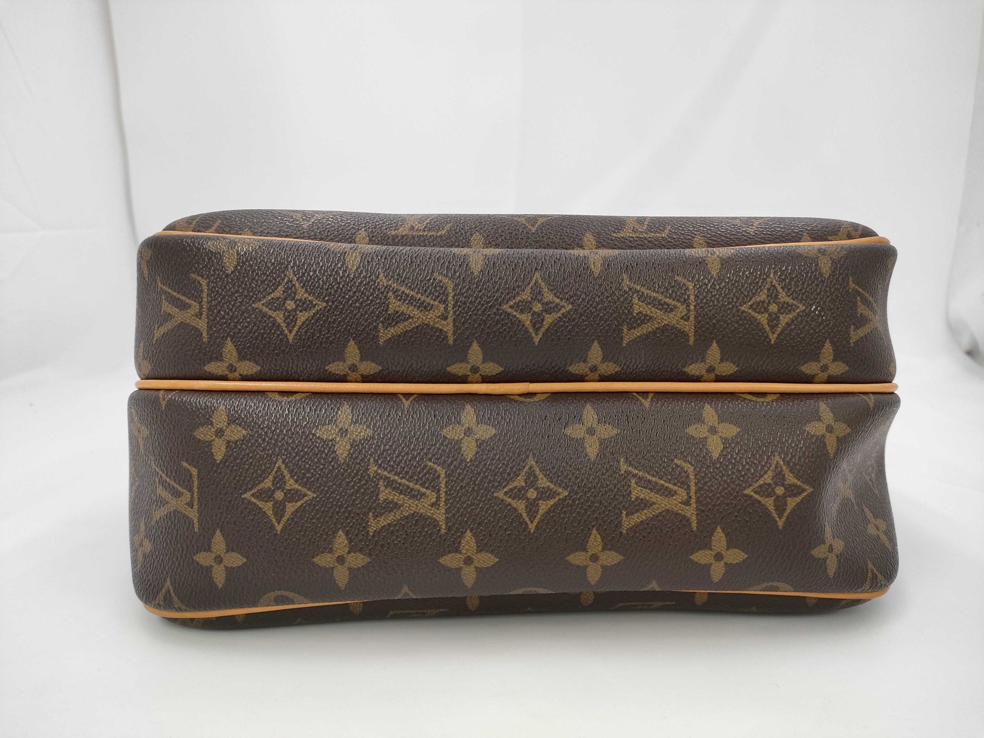 LOUIS VUITTON Monogram Reporter Shoulder Bag
