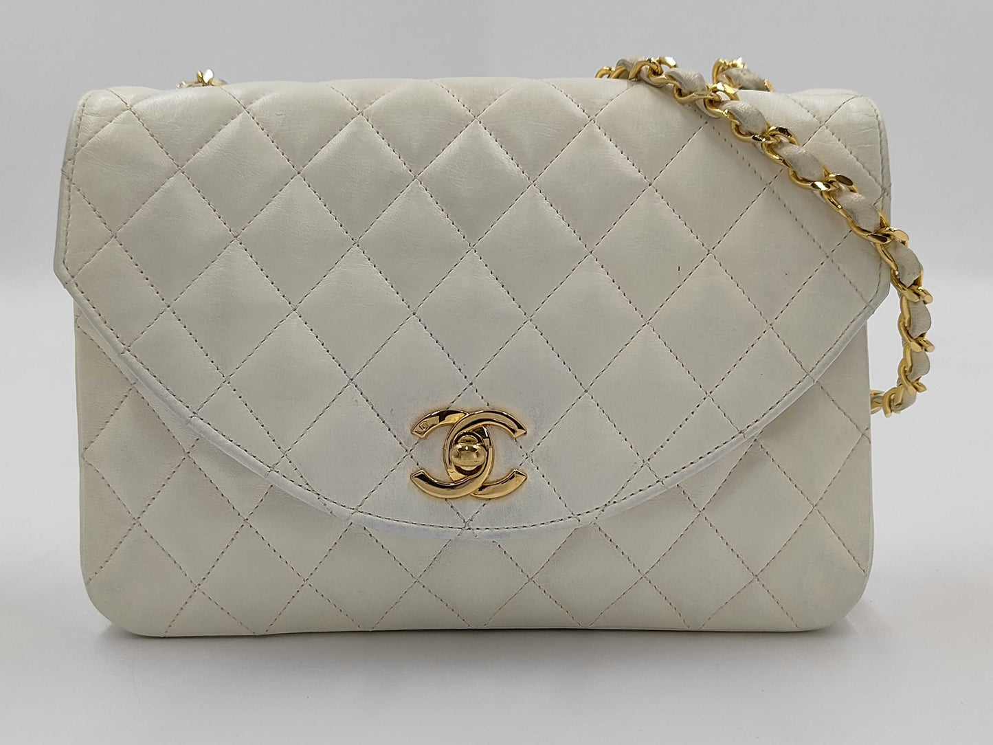 CHANEL Matlasse Lambskin Round Flap Chain White Shoulder Bag