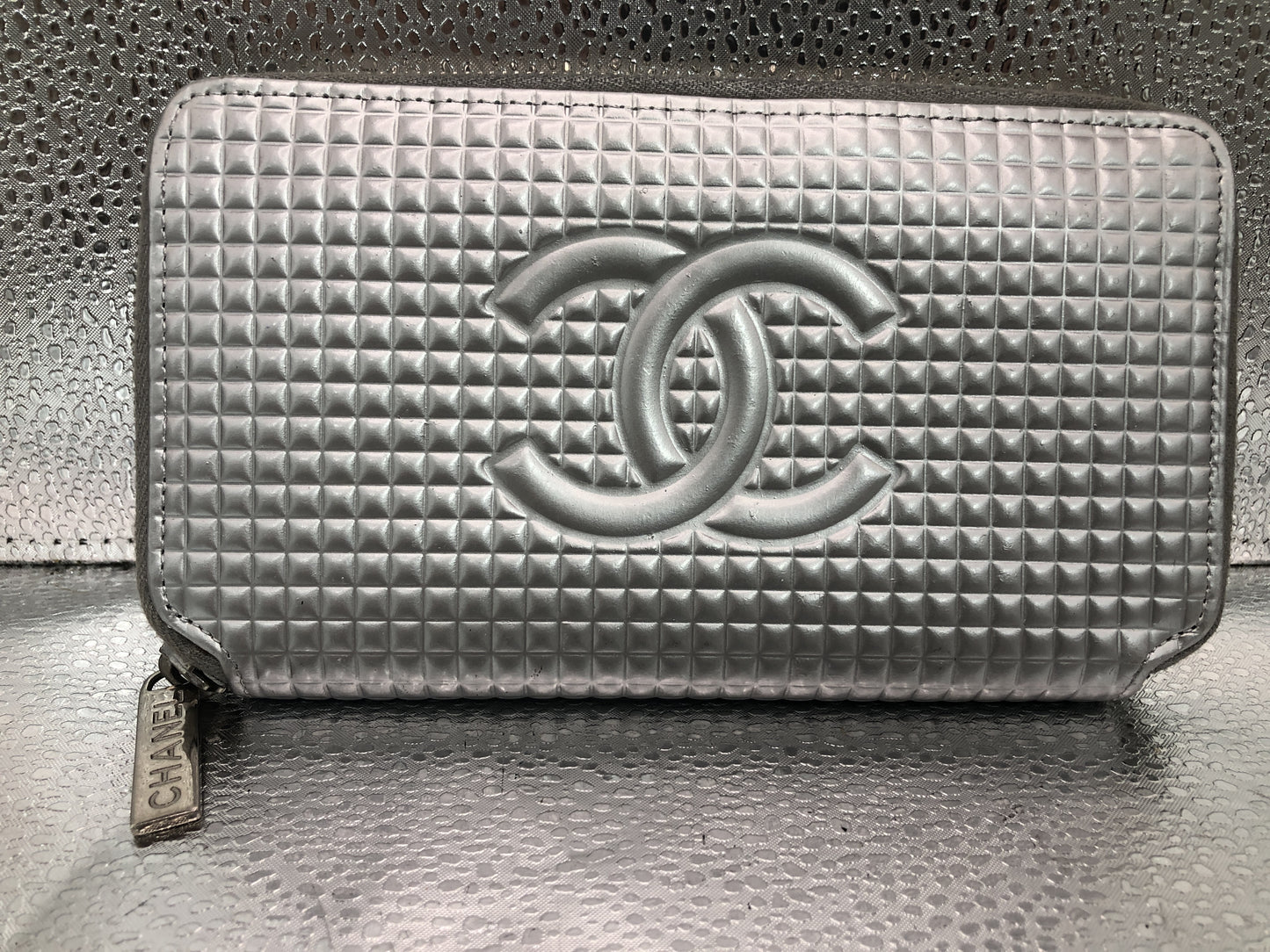 CHANEL Micro Chocolate Bar with Round Zipper Seal 11845003 Patent Leather Silver Wallet