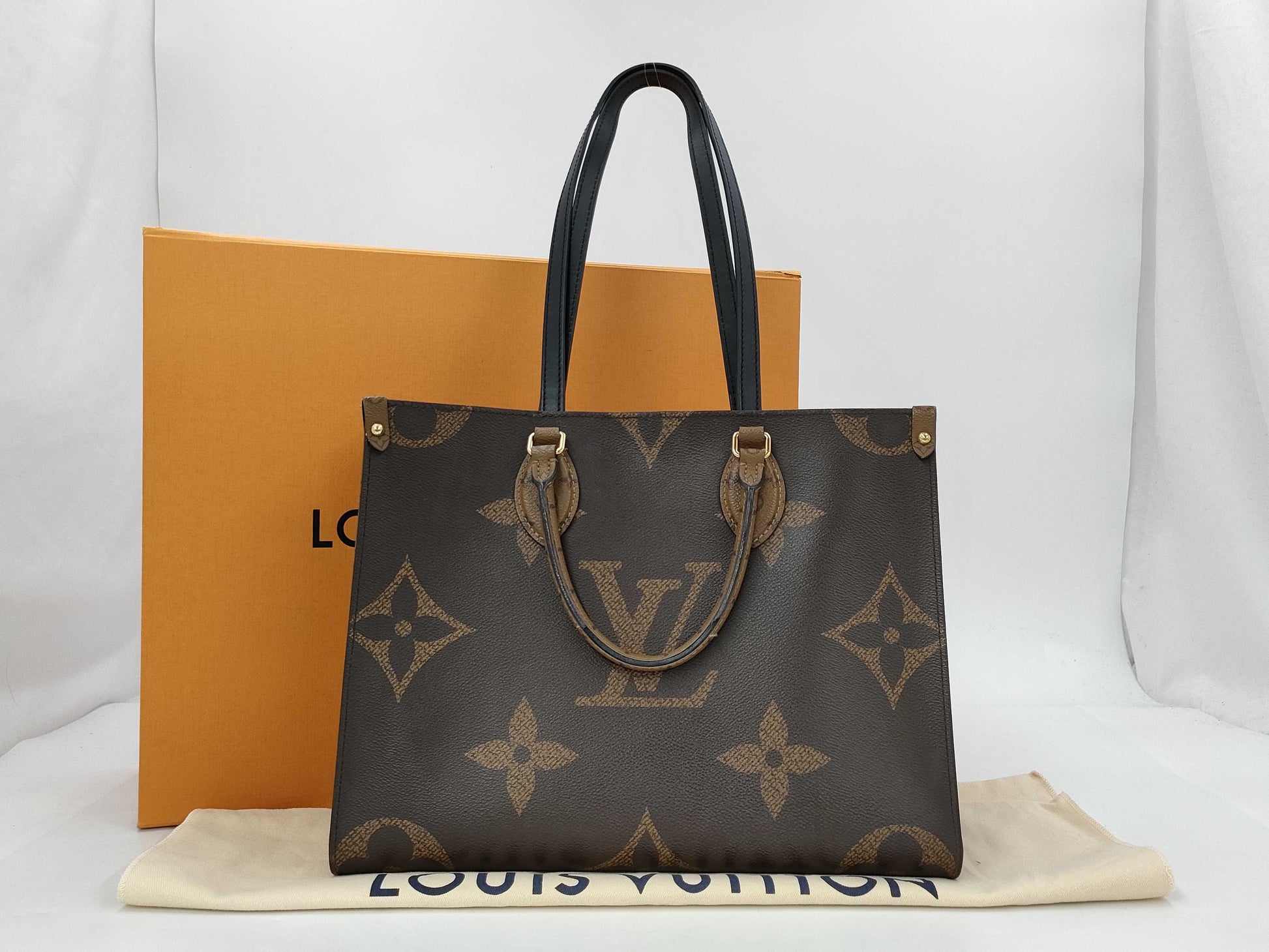 LOUIS VUITTON Louis Vuitton Monogram Giant Reverse On the Go MM Tote Bag