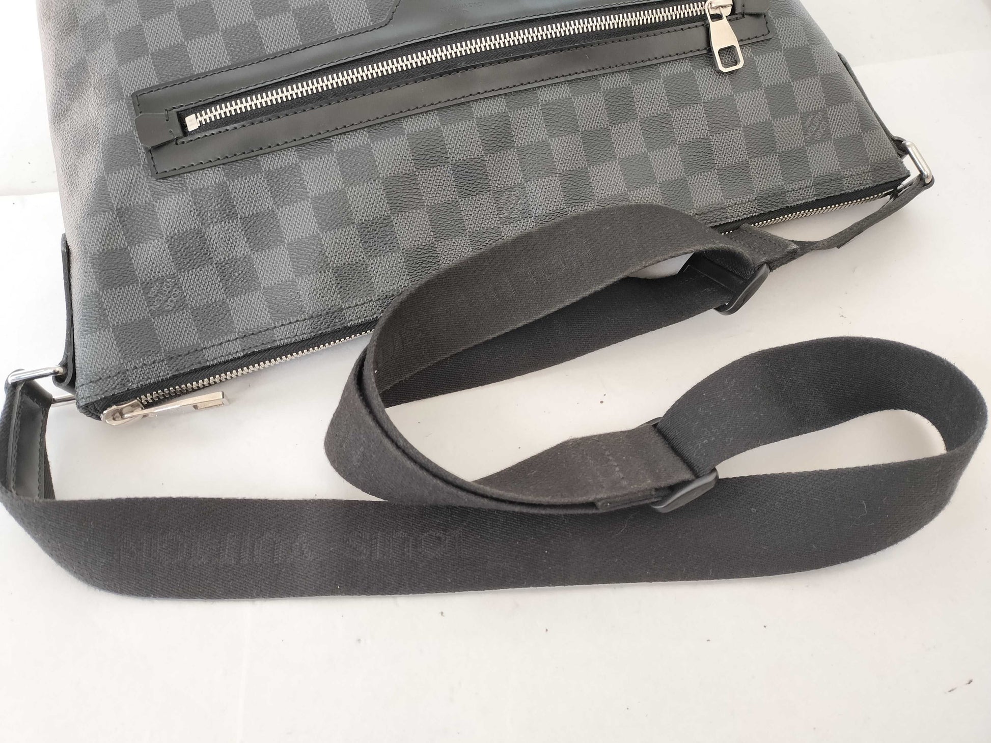 LOUIS VUITTON Damier Graffit Louis Vuitton N41106 SR0171 Mick mm Shoulder Bag