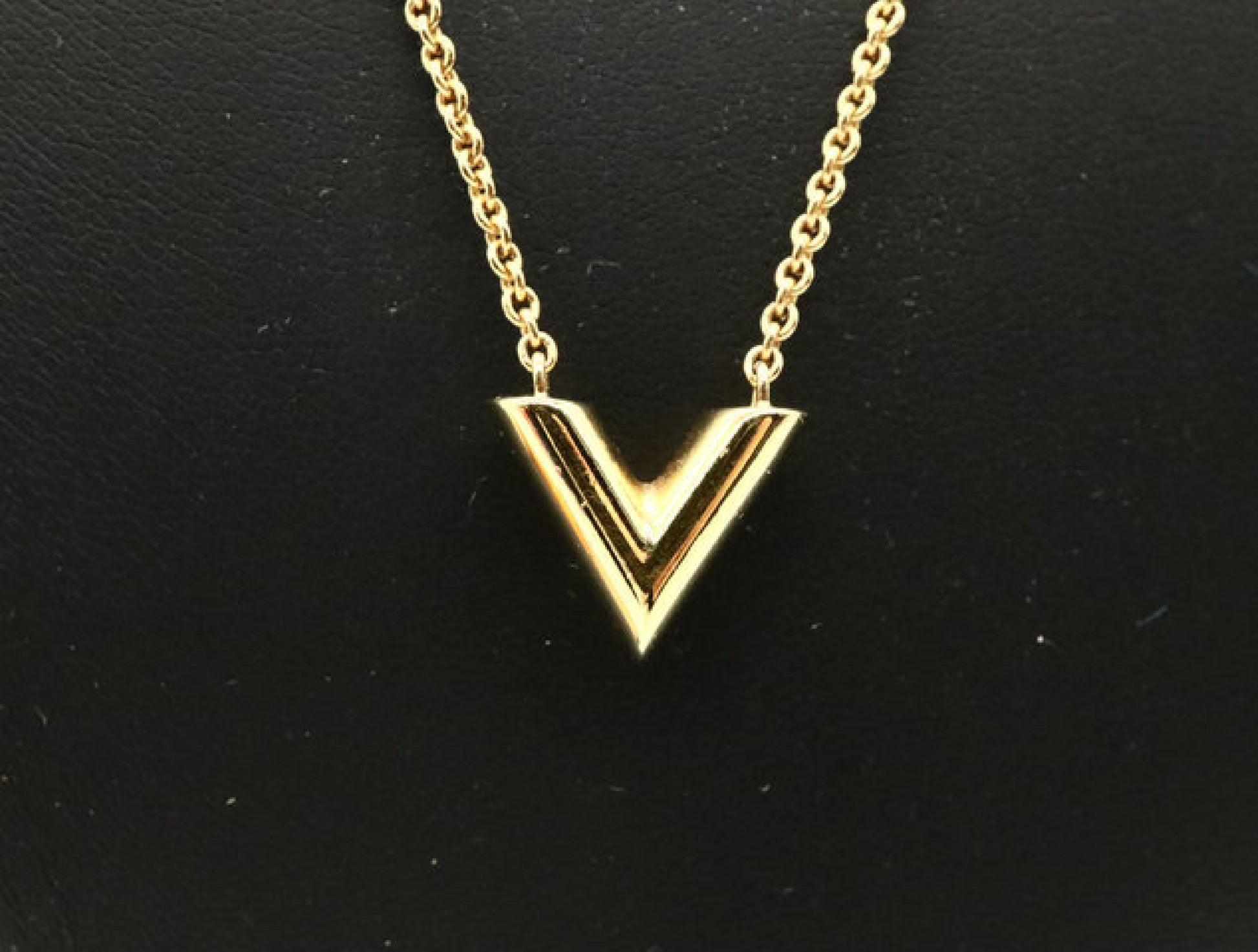LOUIS VUITTON Essential V M00857 Necklace