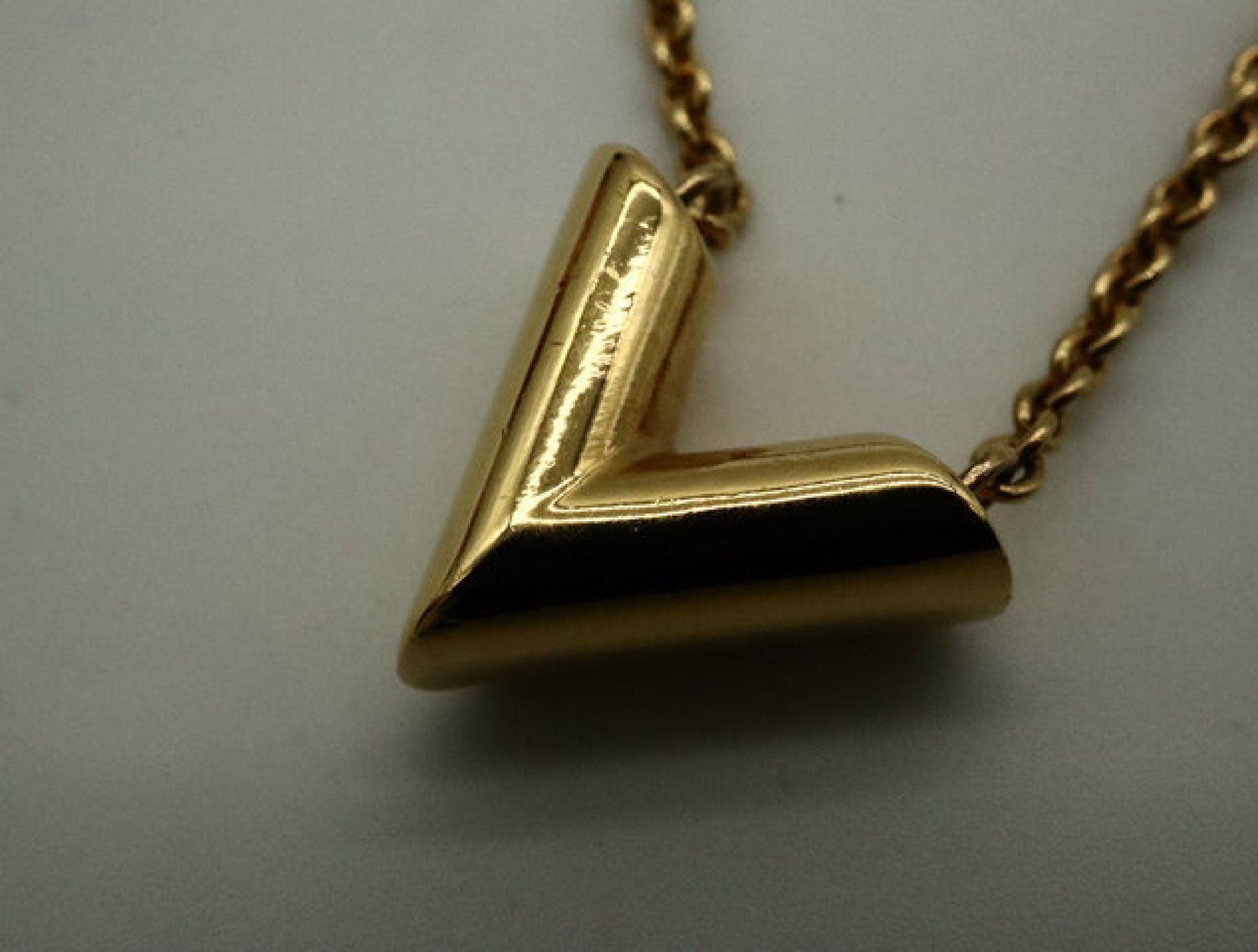 LOUIS VUITTON Essential V M00857 Necklace