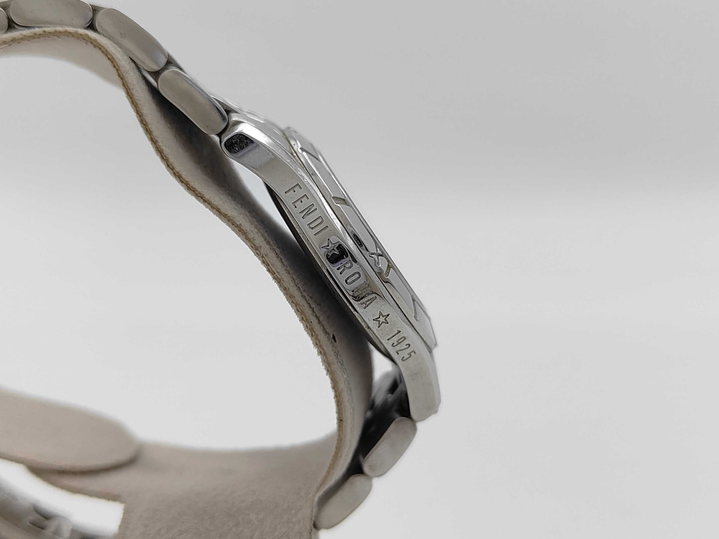 FENDI 001-2600L-899 Quartz Black Dial Women's Watch