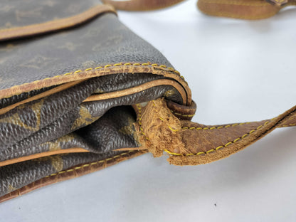 LOUIS VUITTON Monogram Louis Vuitton Saumur 30 Shoulder Bag