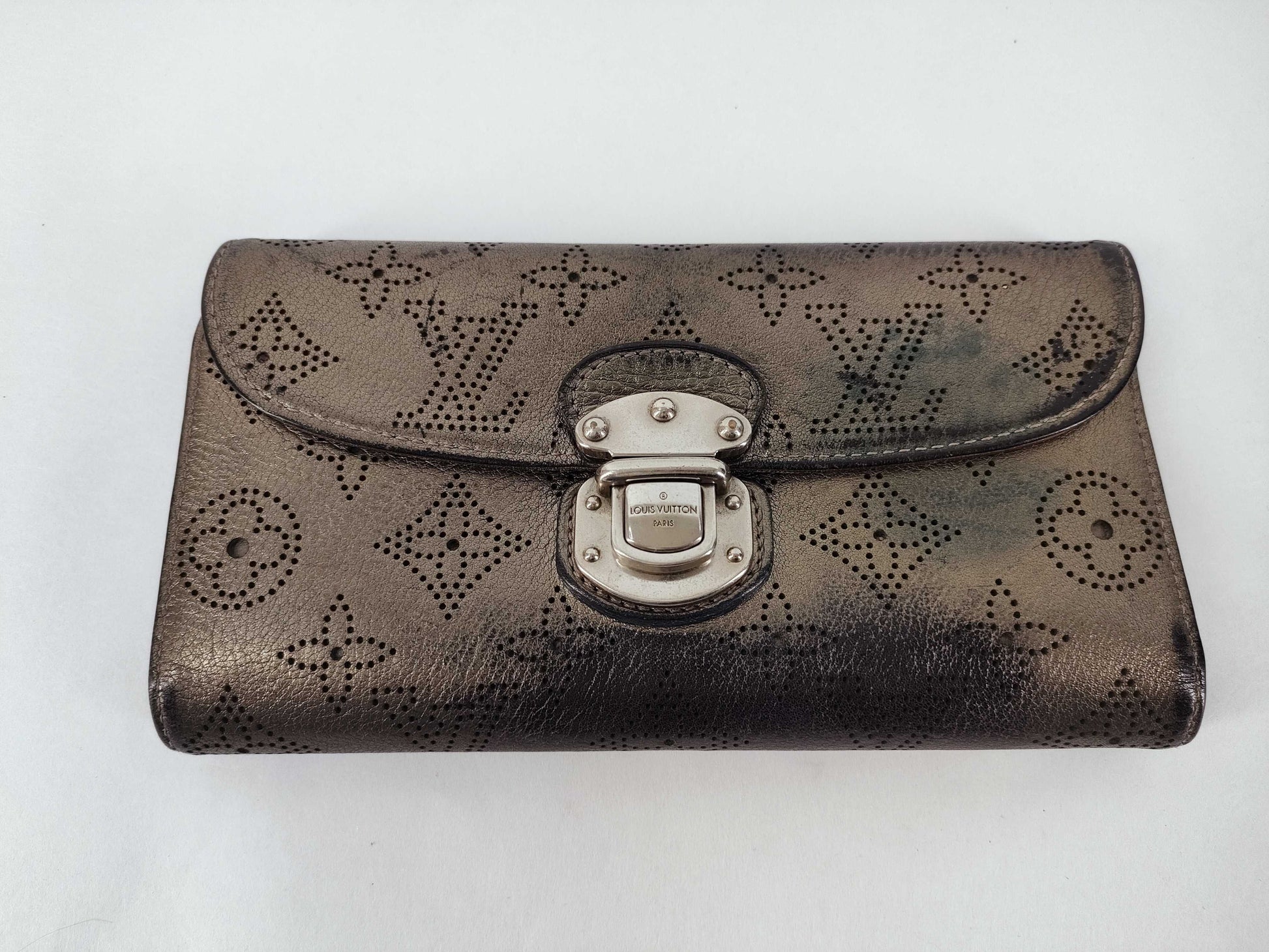 LOUIS VUITTON Mahina Vuitton Amelia Mahina M95716 TH0068 Wallet