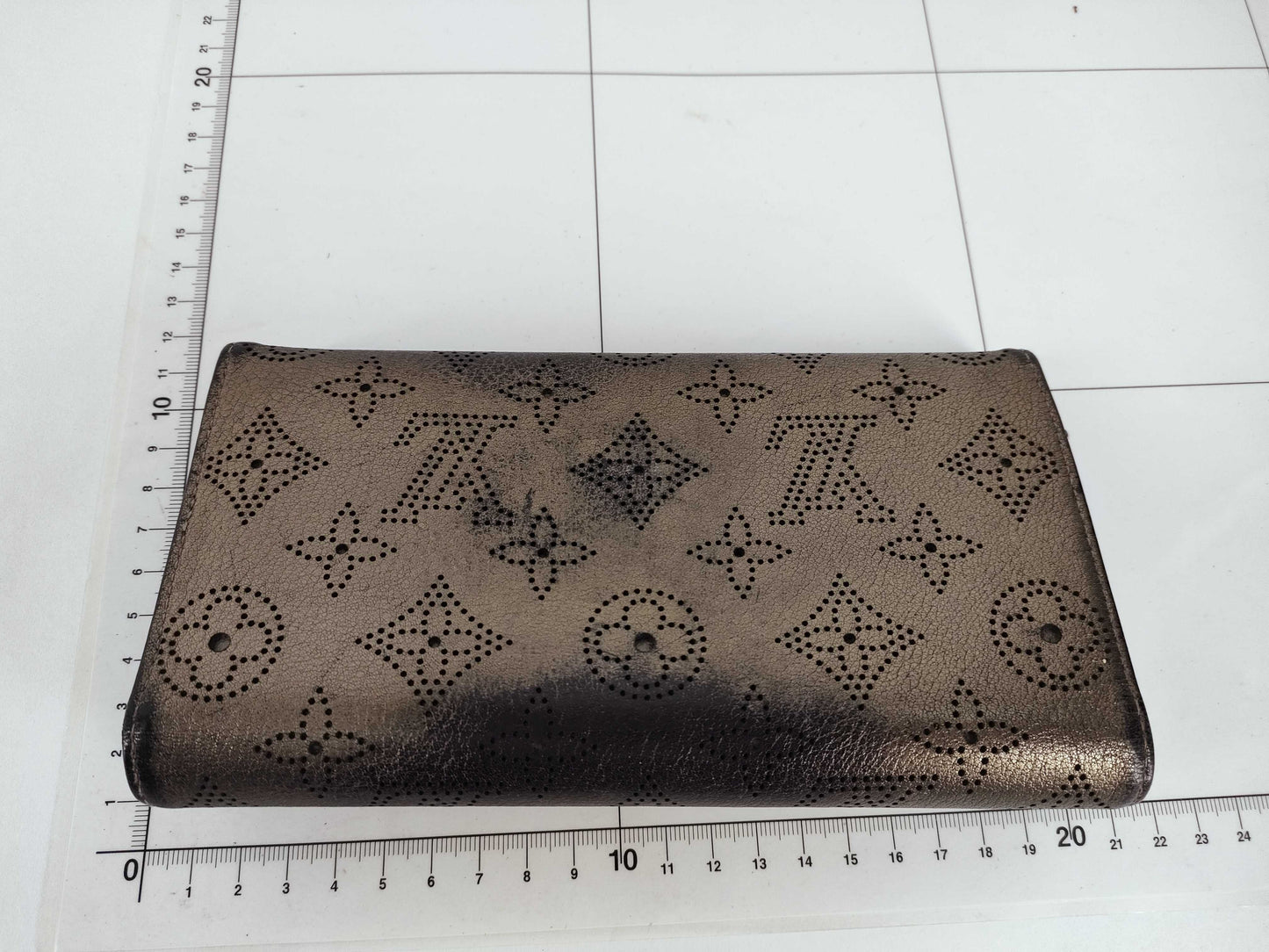 LOUIS VUITTON Mahina Vuitton Amelia Mahina M95716 TH0068 Wallet