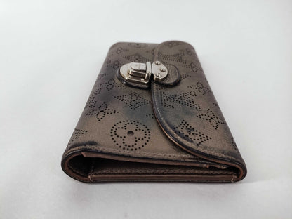 LOUIS VUITTON Mahina Vuitton Amelia Mahina M95716 TH0068 Wallet