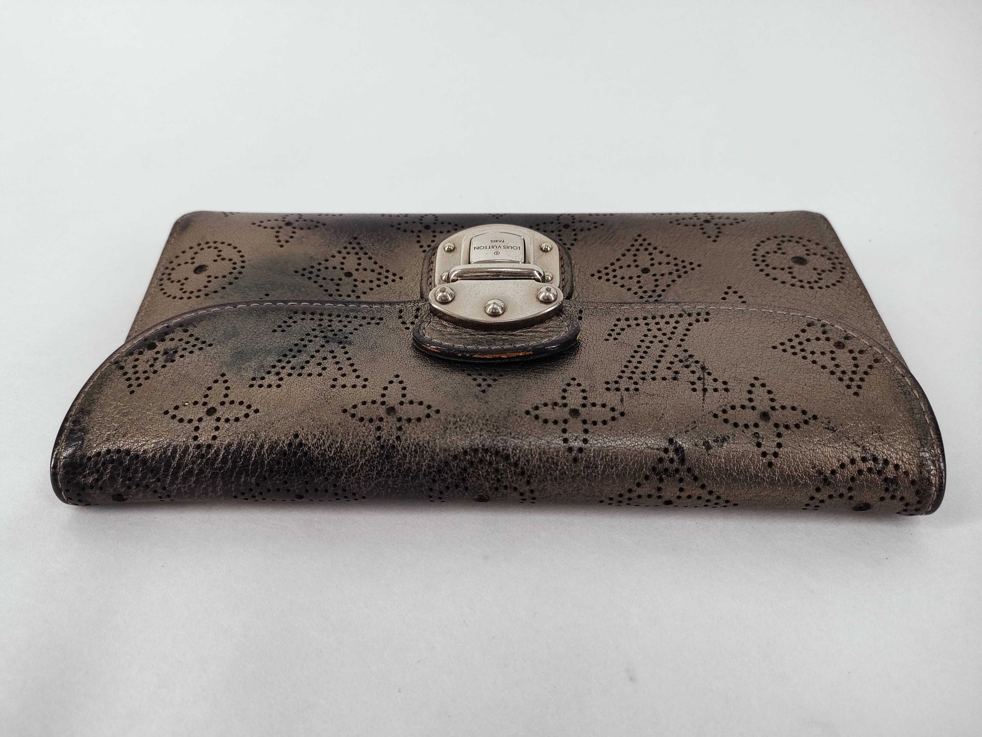LOUIS VUITTON Mahina Vuitton Amelia Mahina M95716 TH0068 Wallet