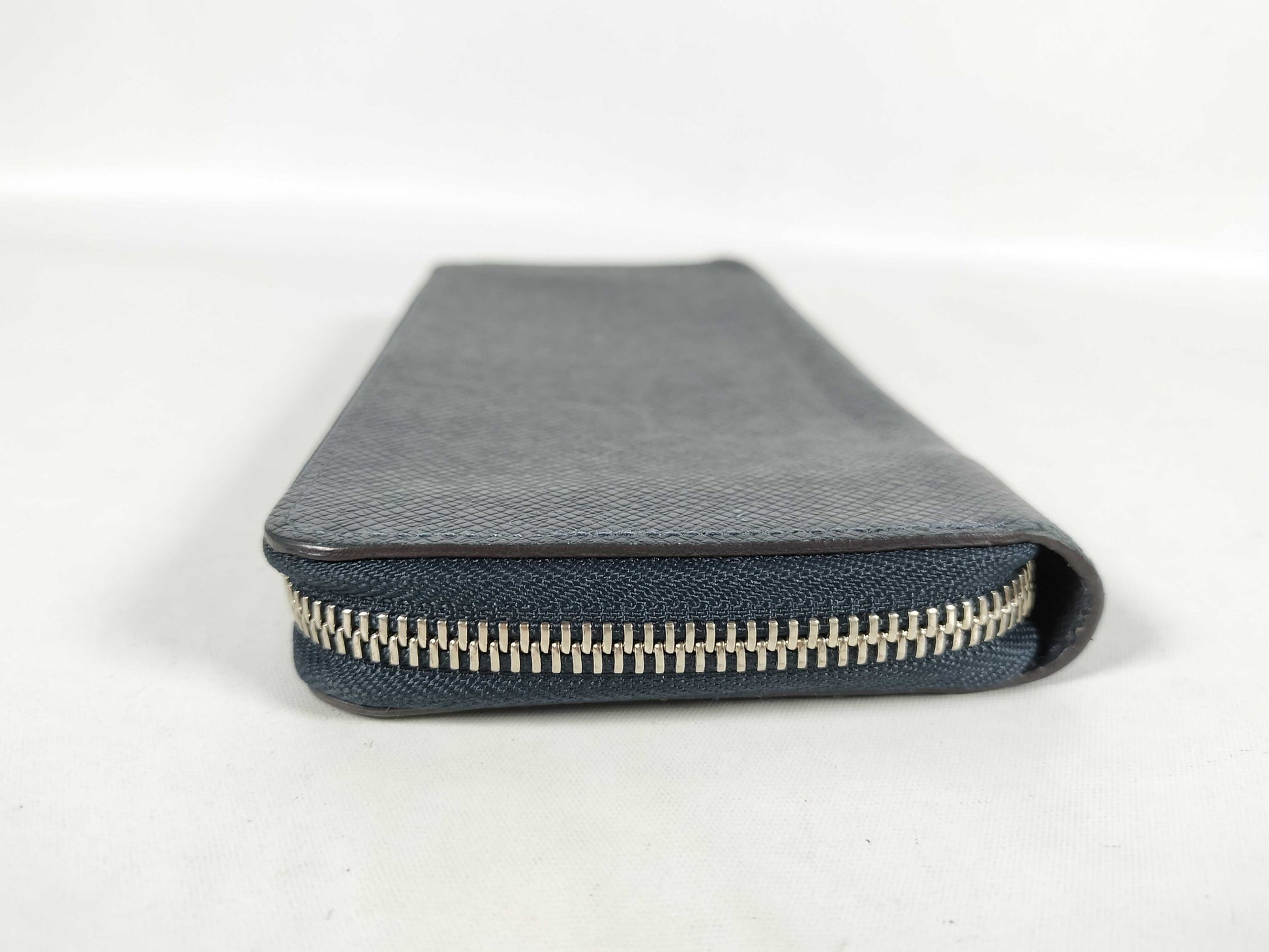 LOUIS VUITTON Taiga Vuitton Vertical Taiga M32837 RFID Wallet