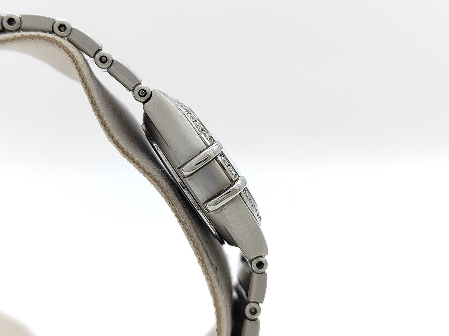 OMEGA 1460.75 Quartz Shell Dial Women's Watch