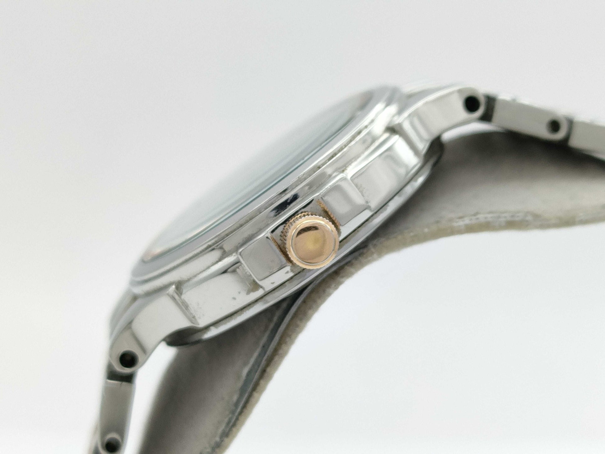 SEIKO V181-0AP0 570073 Shell Dial Solar Women's Watch