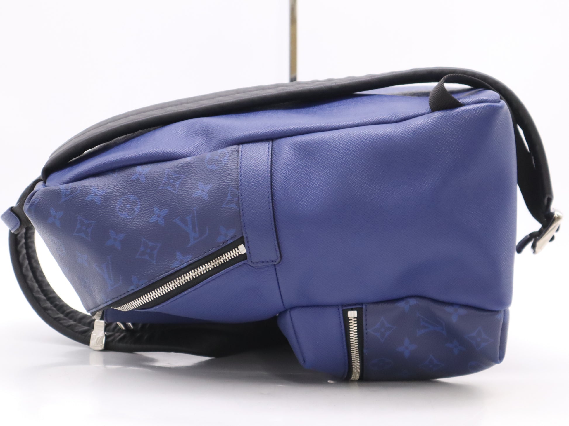 LOUIS VUITTON M30229 Taiga Rama Discovery Backpack Cobalt