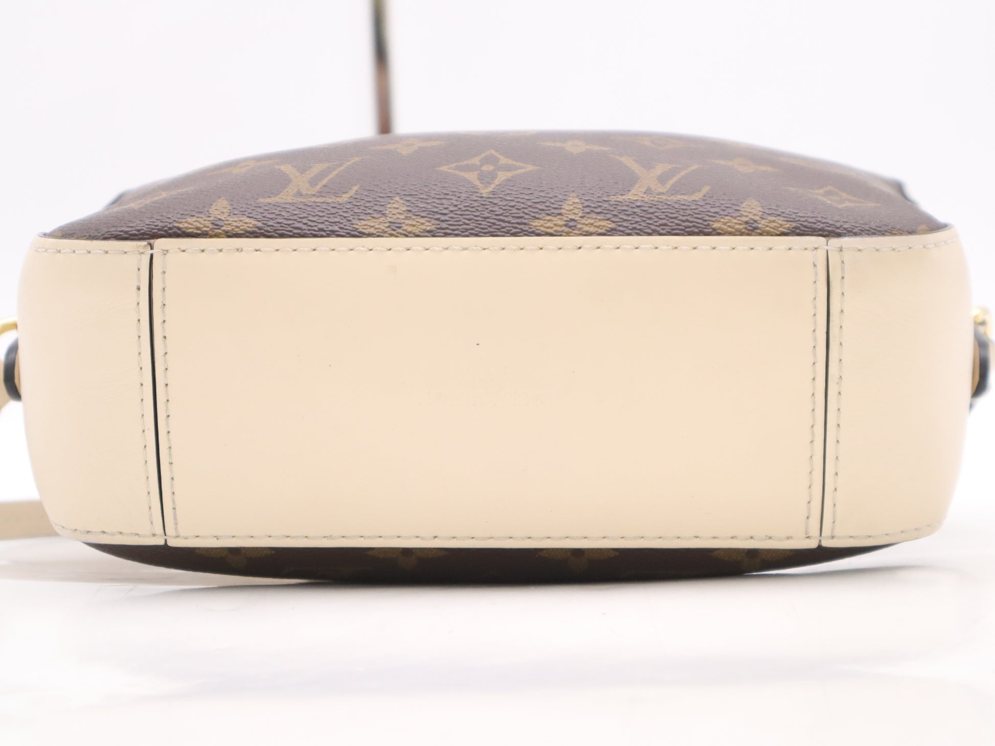 LOUIS VUITTON M43559 Monogram Saintonge Crème Shoulder Bag