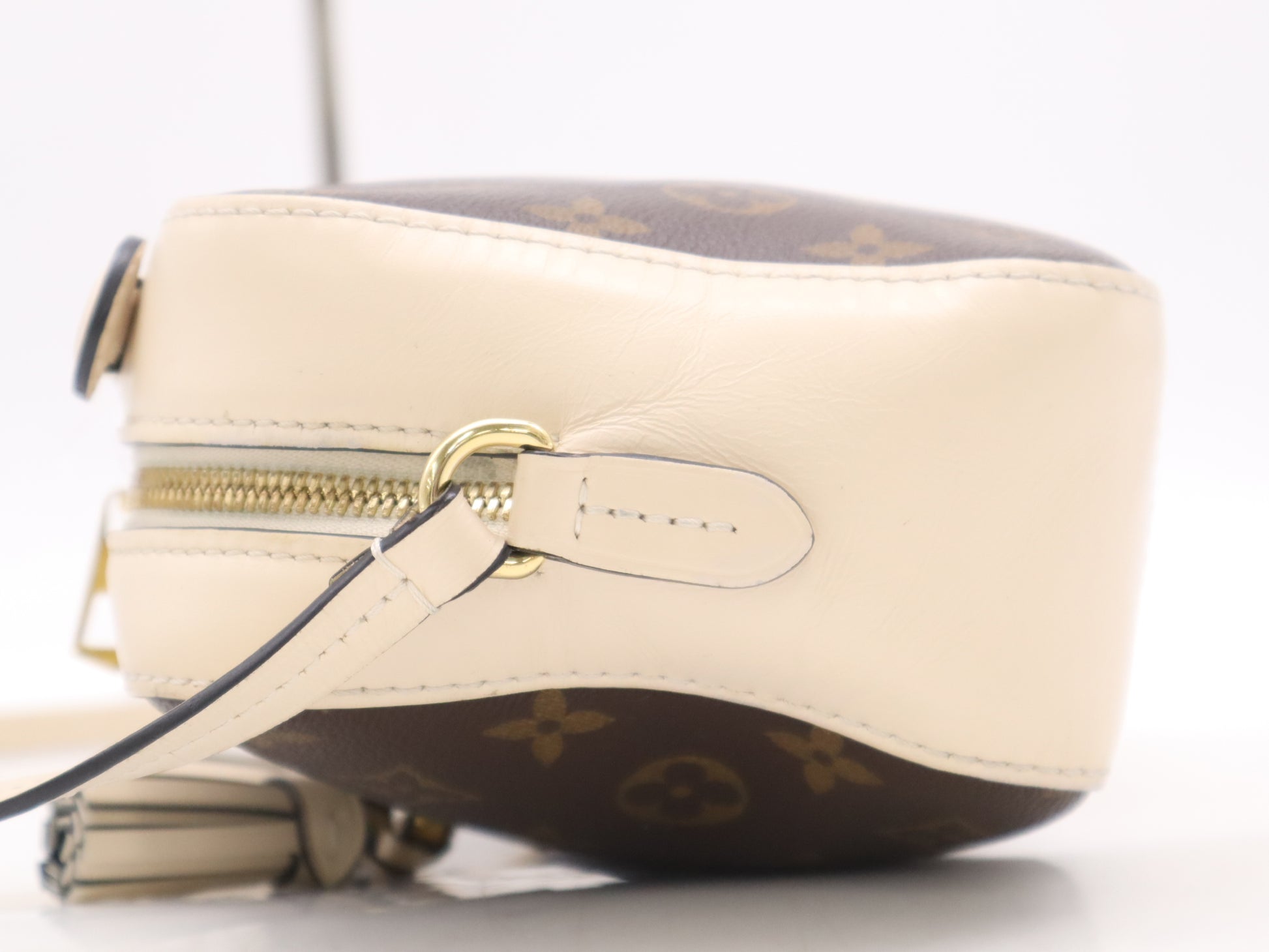 LOUIS VUITTON M43559 Monogram Saintonge Crème Shoulder Bag