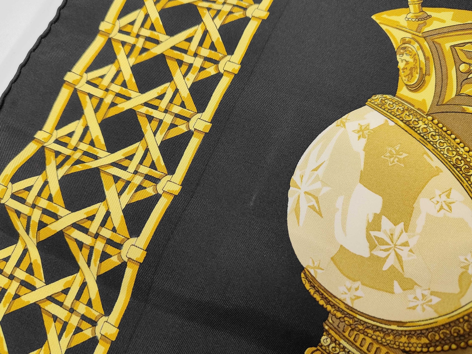 HERMES Silk Carré 90 FEUX DE ROUTE Carriage Lantern Black Yellow Scarf