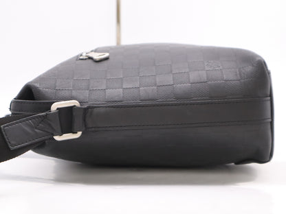 LOUIS VUITTON N42417? Damier Infini Discovery Messenger MM Onyx Shoulder Bag