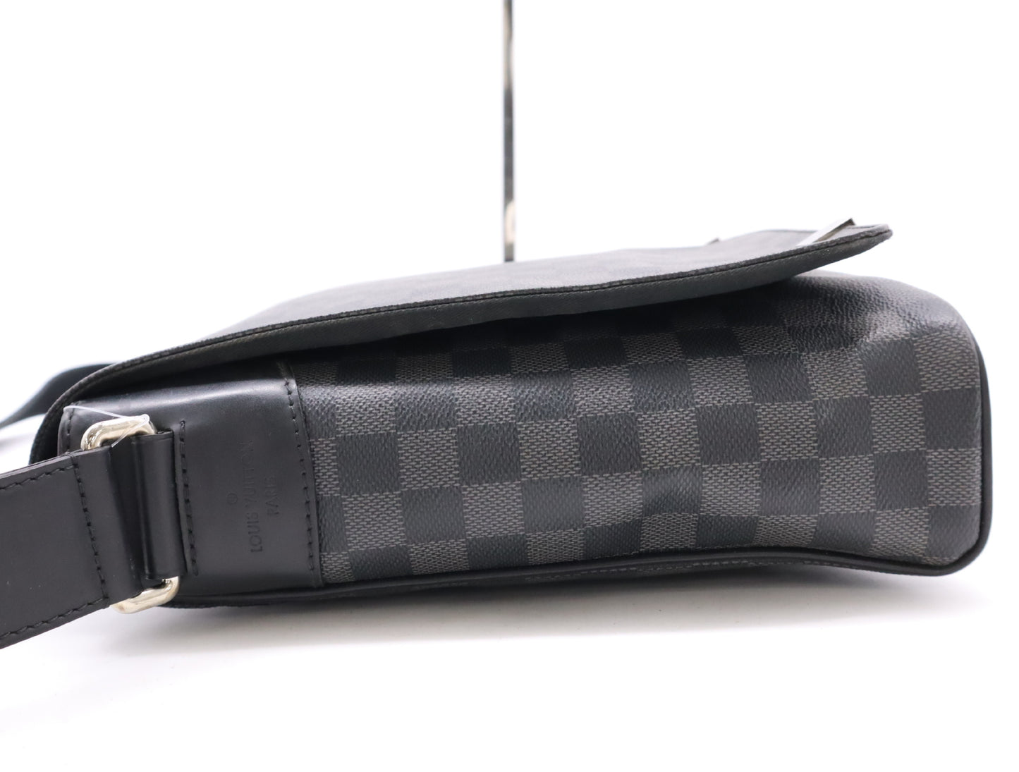 LOUIS VUITTON N41029 Damier Graffit District MM NM RFID Confirmed Shoulder Bag