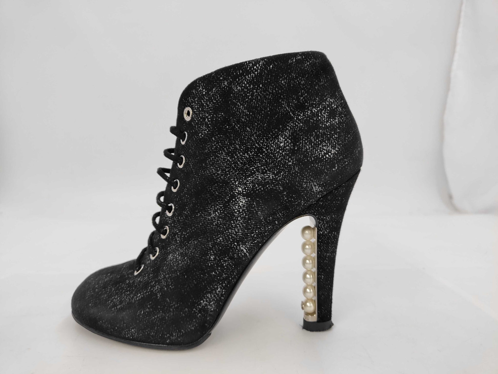 CHANEL Pearl-embellished short boots in black leather, size 37, with box and dust bag. Other shoes.