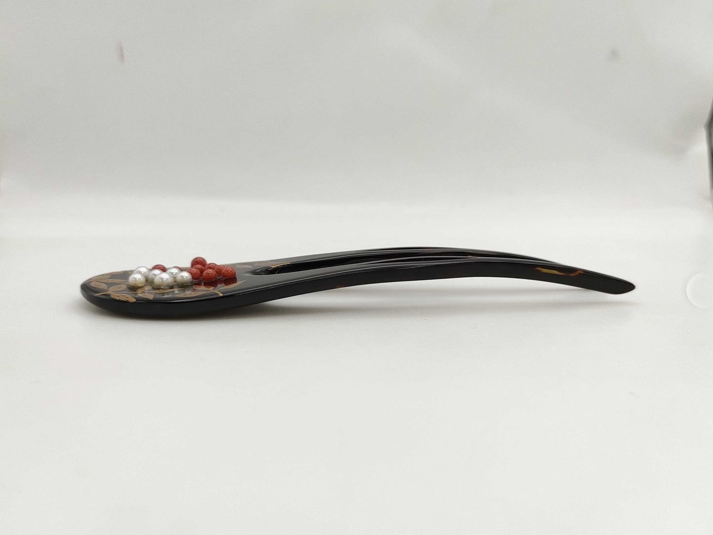  Kawahikari Tortoiseshell Hairpin with Gold Maki-e Coral Diameter: Approx. 3.5-4.1mm Pearl Diameter: Approx. 3.6-4.3mm Weight: 14.0g Other Accessories