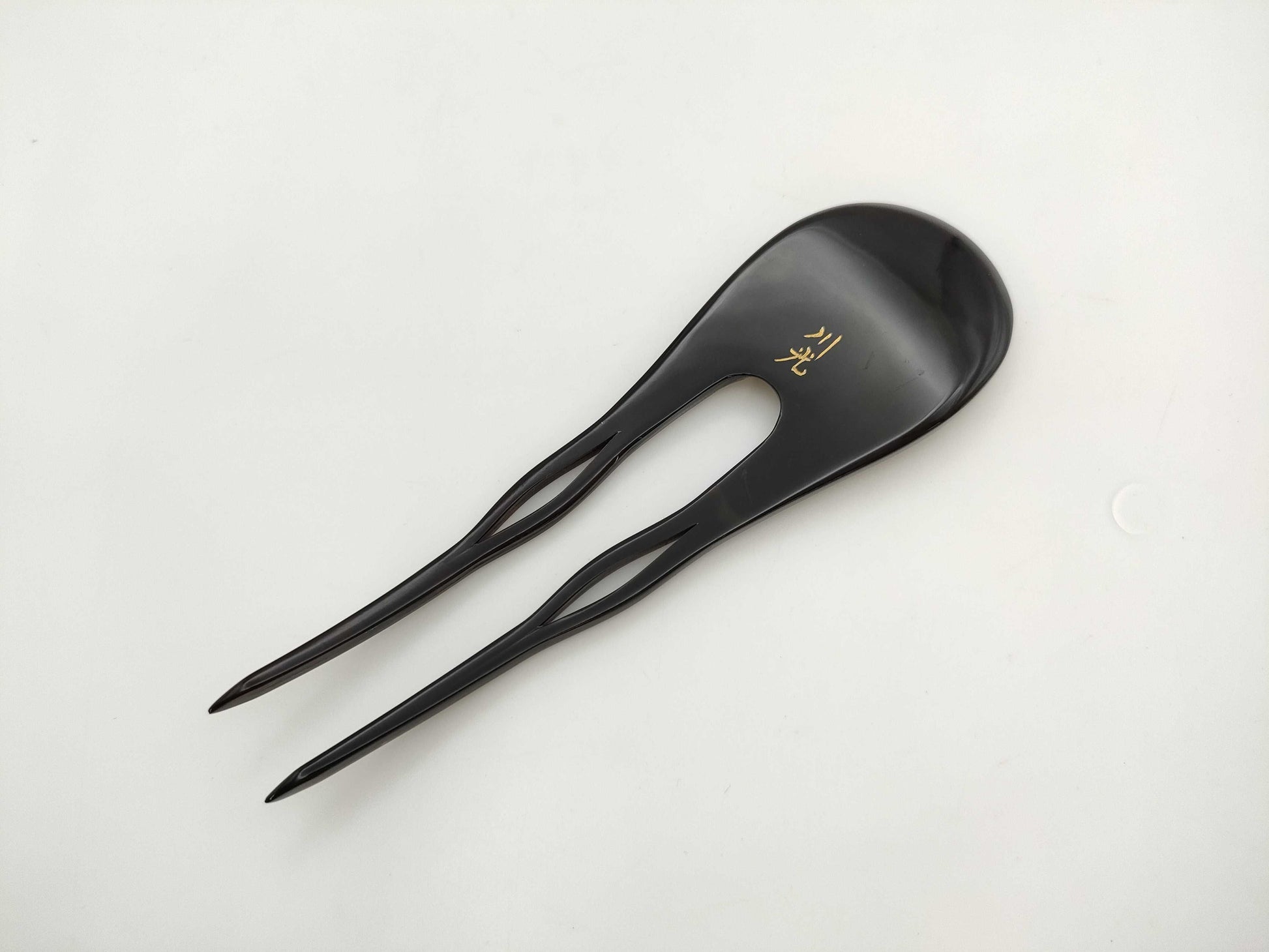  Kawahikari Tortoiseshell Hairpin with Gold Maki-e Coral Diameter: Approx. 3.5-4.1mm Pearl Diameter: Approx. 3.6-4.3mm Weight: 14.0g Other Accessories