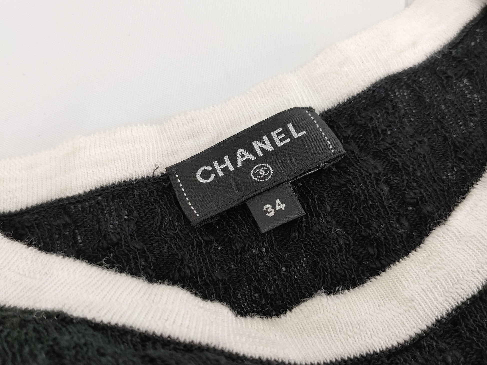 CHANEL 22SS P72076 Two-tone Sweater with Shell Logo Plate Knit Top