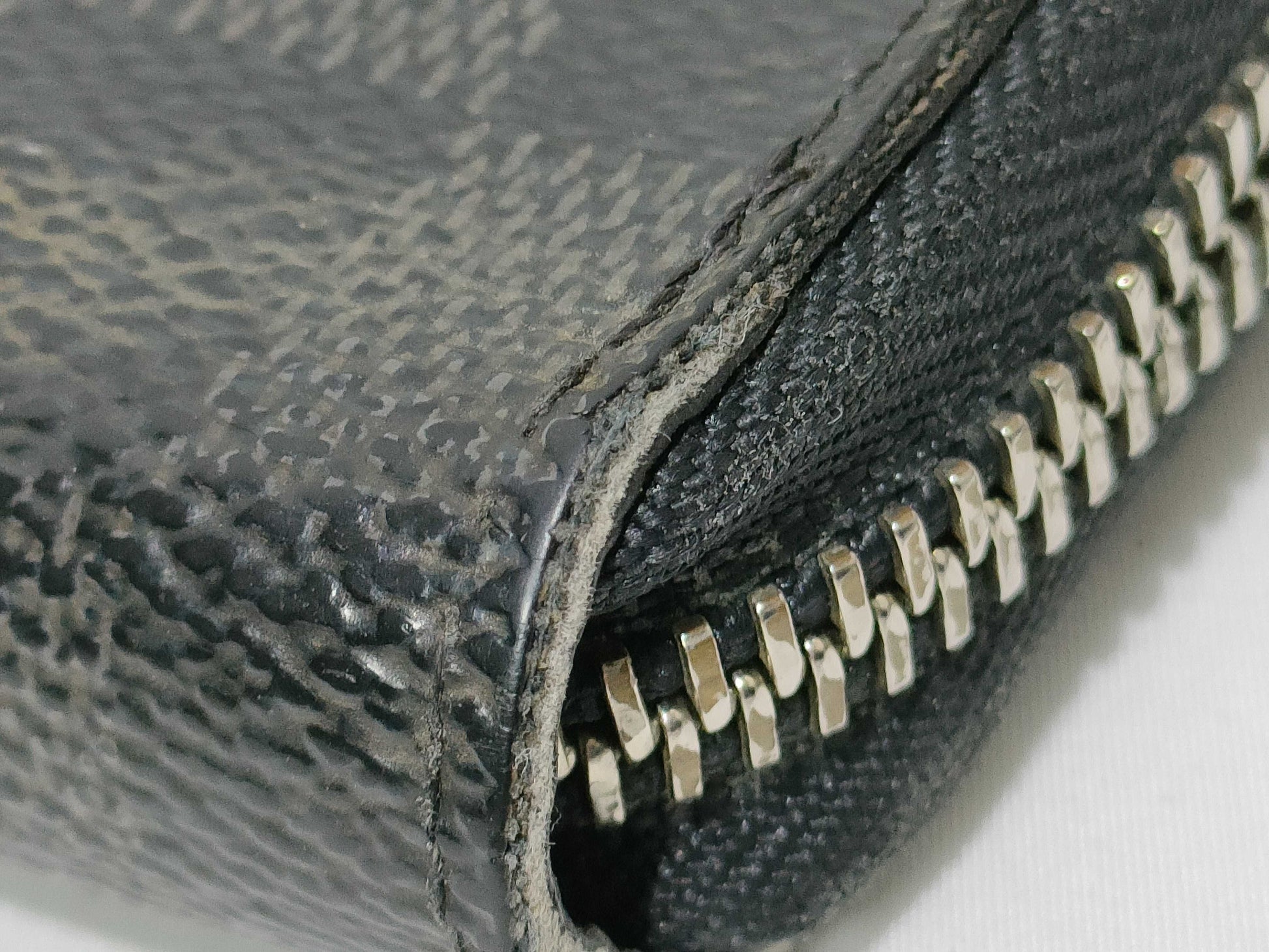 LOUIS VUITTON Damier Zippy Organizer Wallet