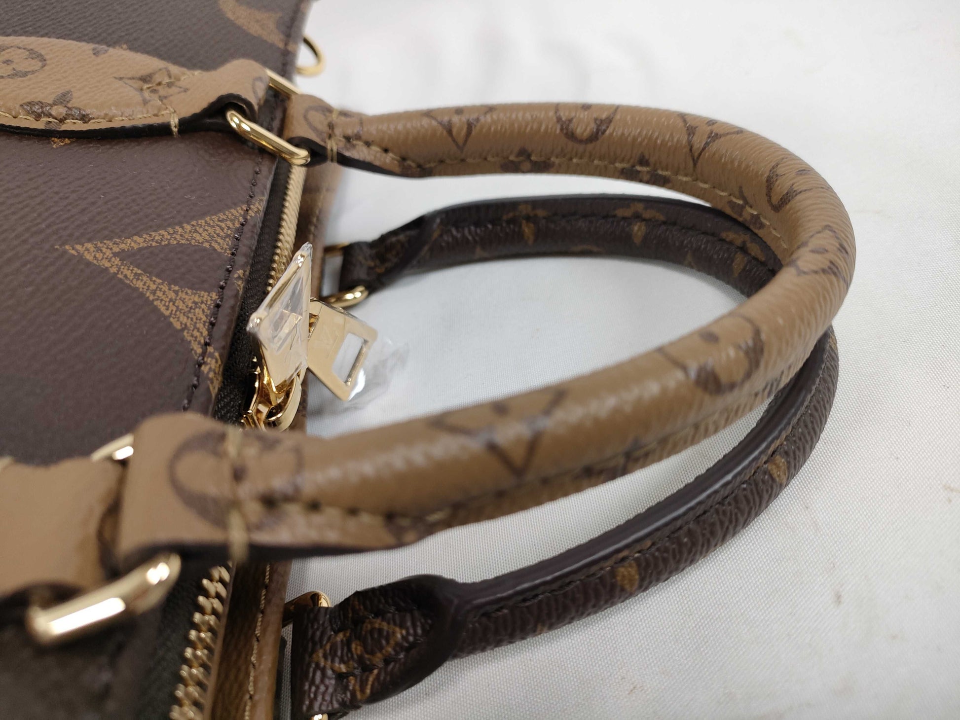 LOUIS VUITTON Monogram Louis Vuitton On the Go New Year Monogram Giant Monogram Reverse M46653 RFID Tag Handbag