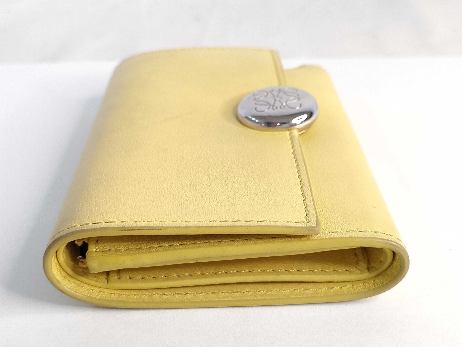 LOEWE Pebble Vertical Wallet with Box