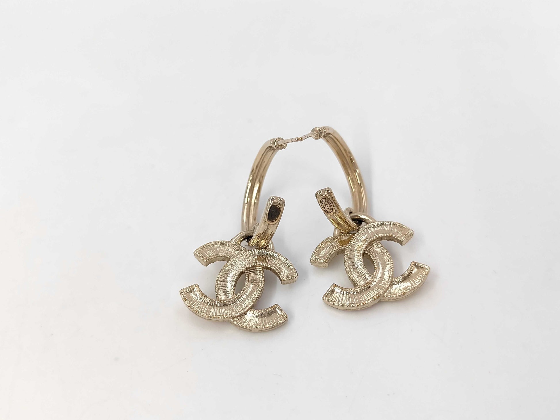 CHANEL A23C GP earrings