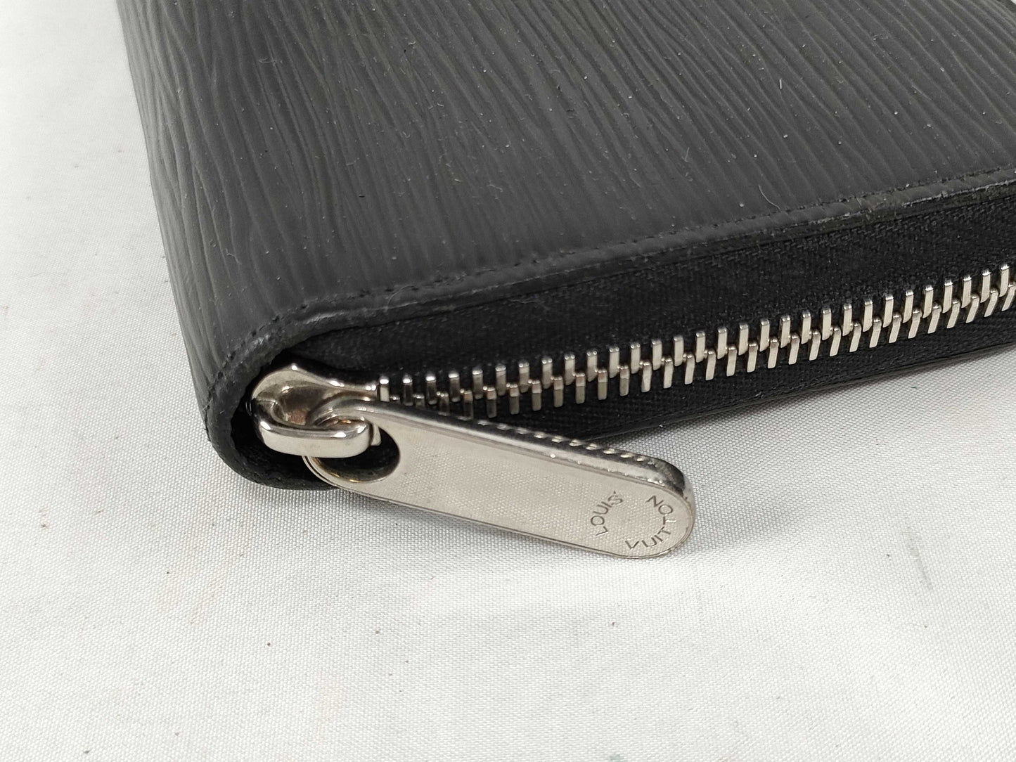 LOUIS VUITTON Epi Zippy Organizer Wallet
